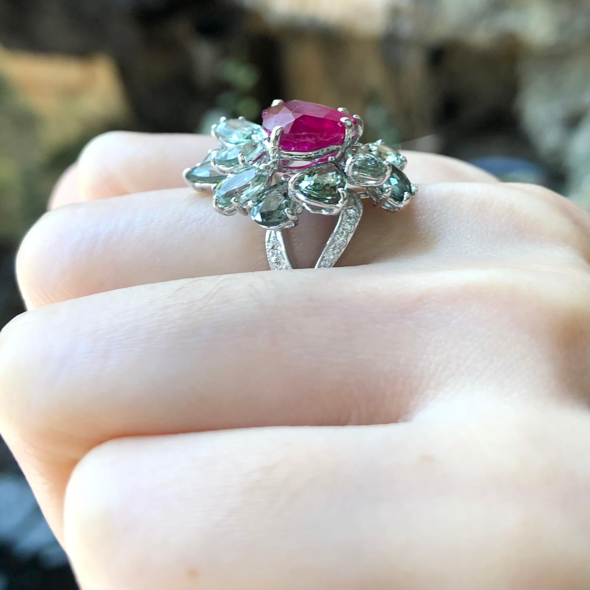 Heart Shape Ruby, Green Sapphire and Diamond Ring Set in 18 Karat White Gold In New Condition For Sale In Bangkok, TH