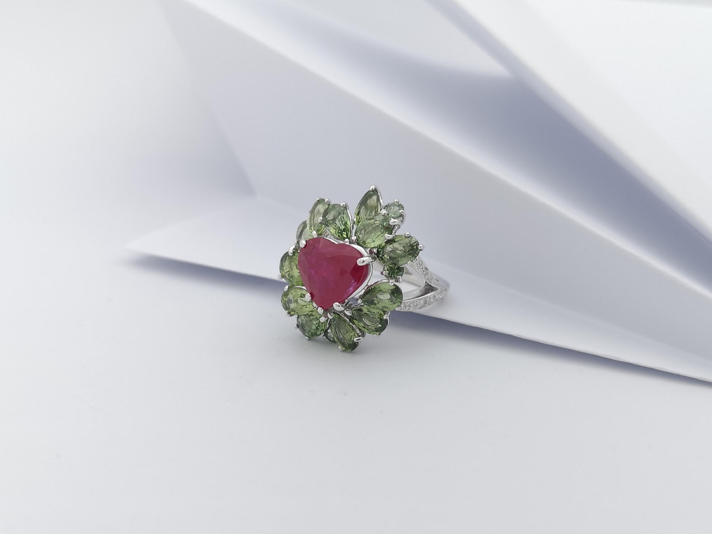 Heart Shape Ruby, Green Sapphire and Diamond Ring Set in 18 Karat White Gold For Sale 3
