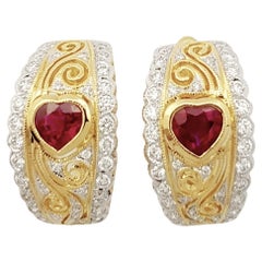 Herzförmiger Rubin mit Diamant-Ohrringen in 18 Karat Goldfassungen gefasst