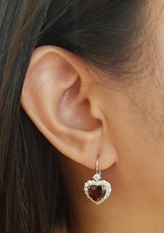 Ohrringe in herzförmigem Rubin mit Diamanten in 18 Karat Weißgold in Fassungen