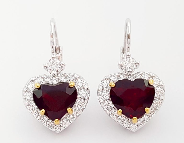 Orecchini con rubino e diamanti a forma di cuore con montatura in