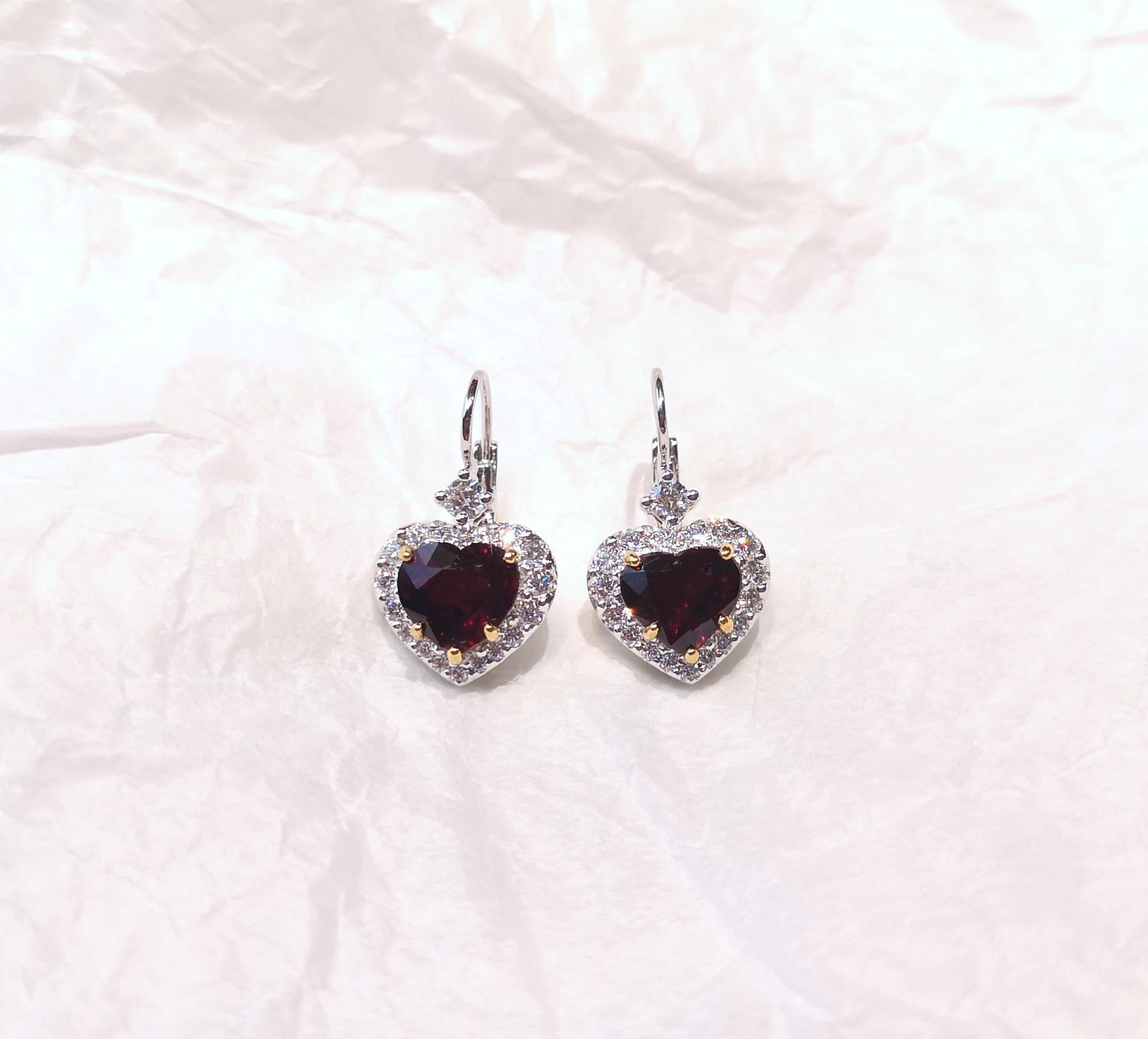 Cuore Orecchini con rubino e diamanti a forma di cuore con montatura in oro bianco 18 carati in vendita