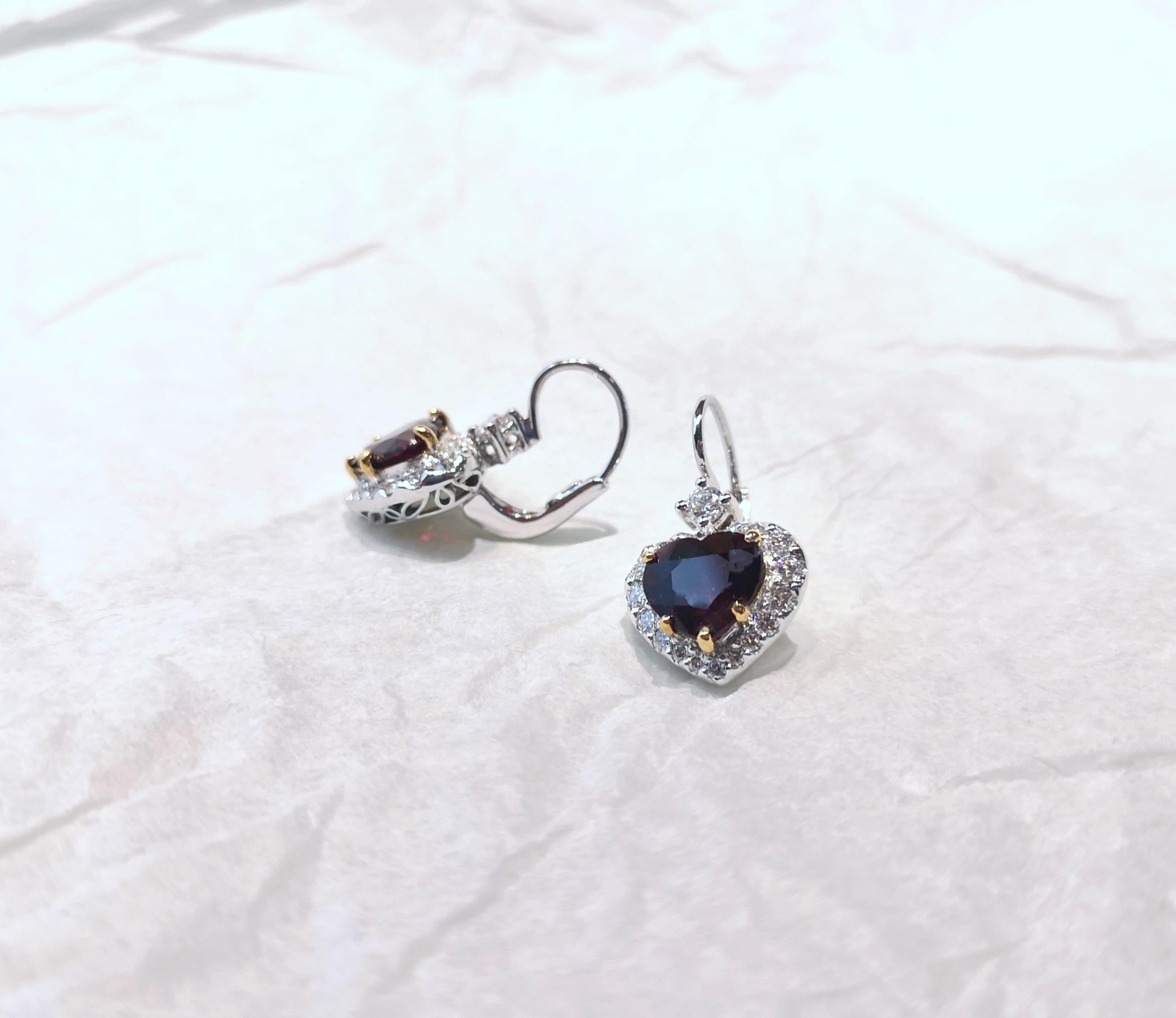 Orecchini con rubino e diamanti a forma di cuore con montatura in oro bianco 18 carati In condizioni Nuovo in vendita a Bangkok, TH