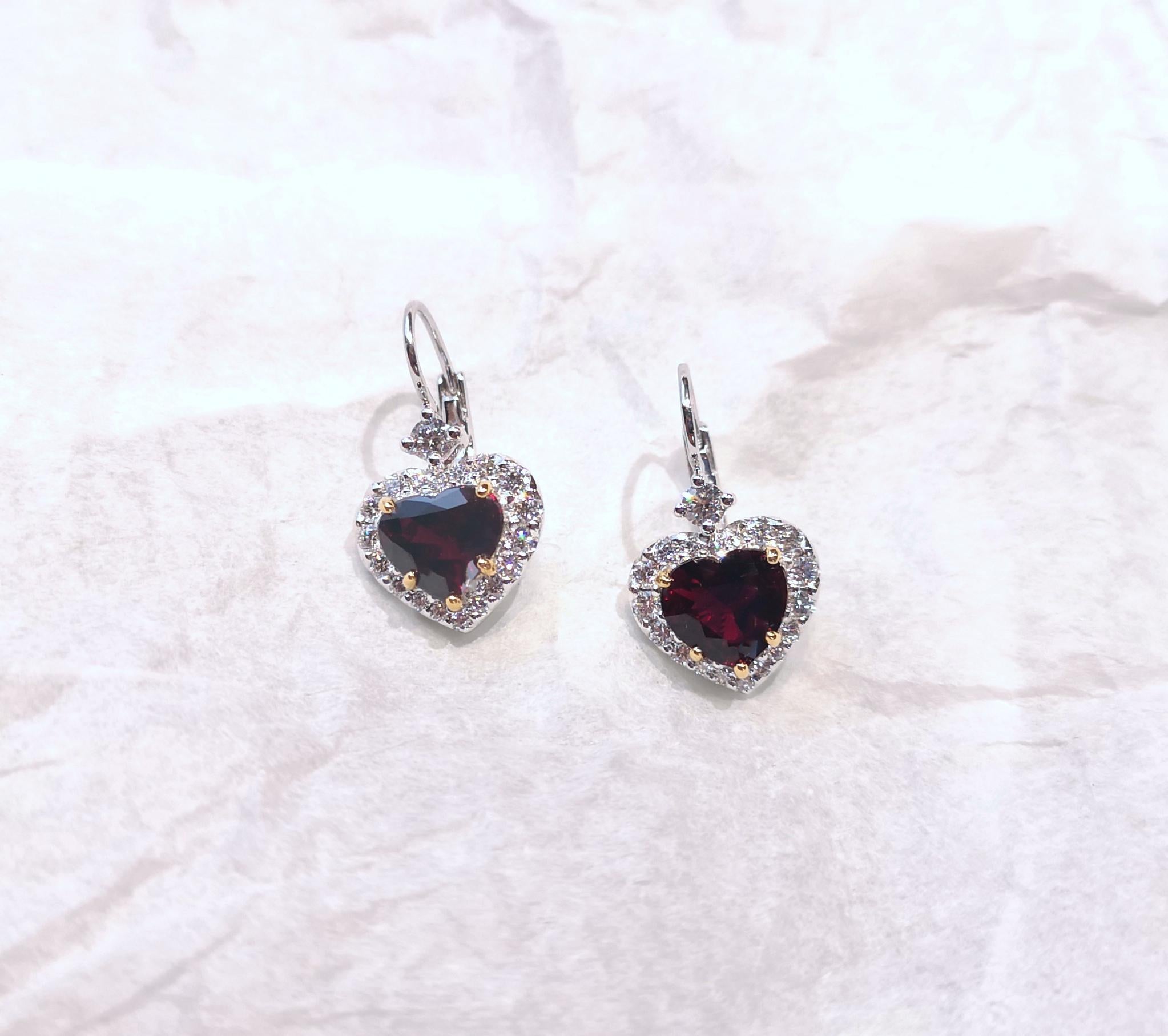 Donna Orecchini con rubino e diamanti a forma di cuore con montatura in oro bianco 18 carati in vendita