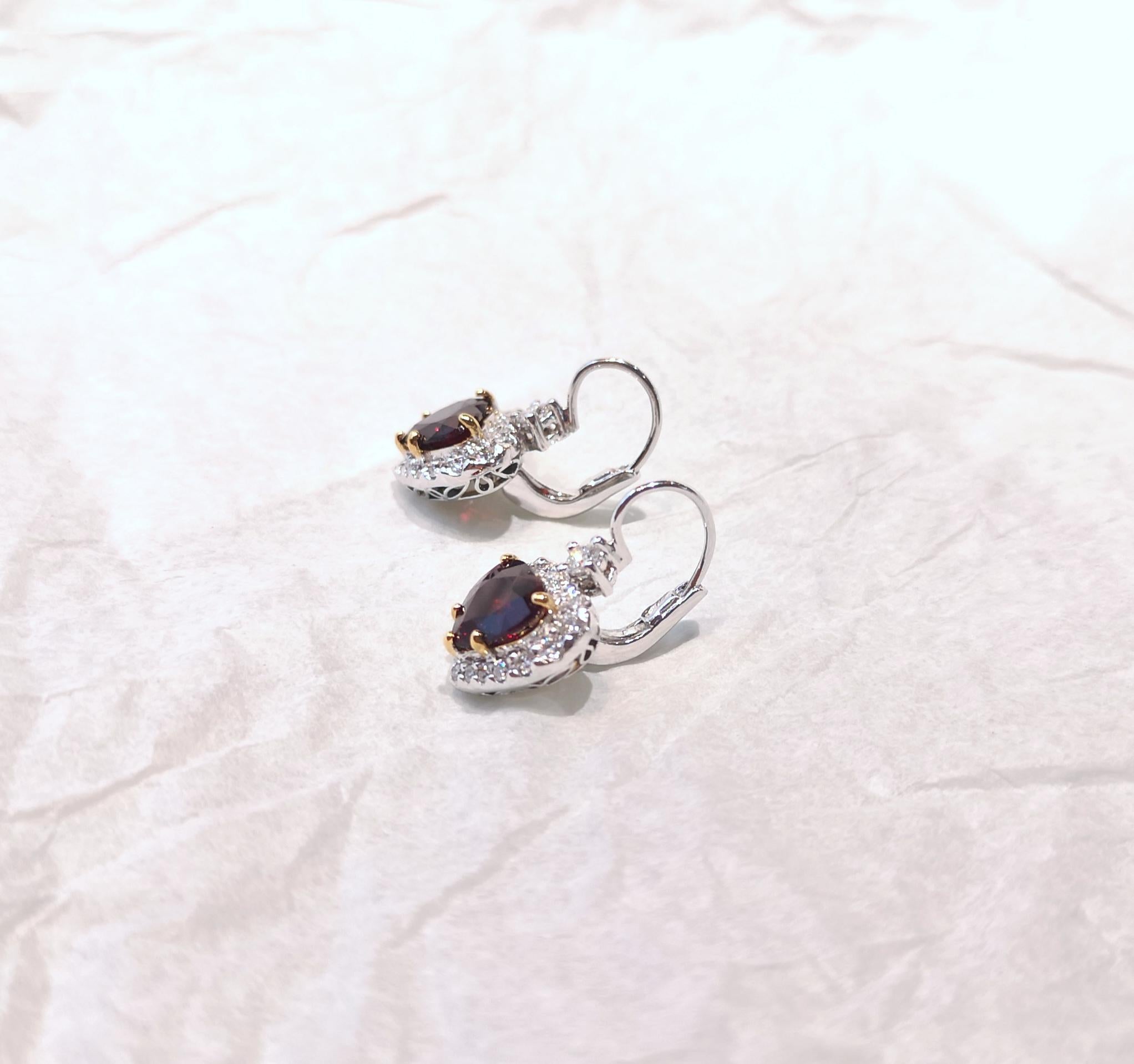 Orecchini con rubino e diamanti a forma di cuore con montatura in oro bianco 18 carati in vendita 1