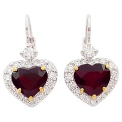 Pendientes de rubí en forma de corazón con diamantes engastados en oro blanco de 18 quilates