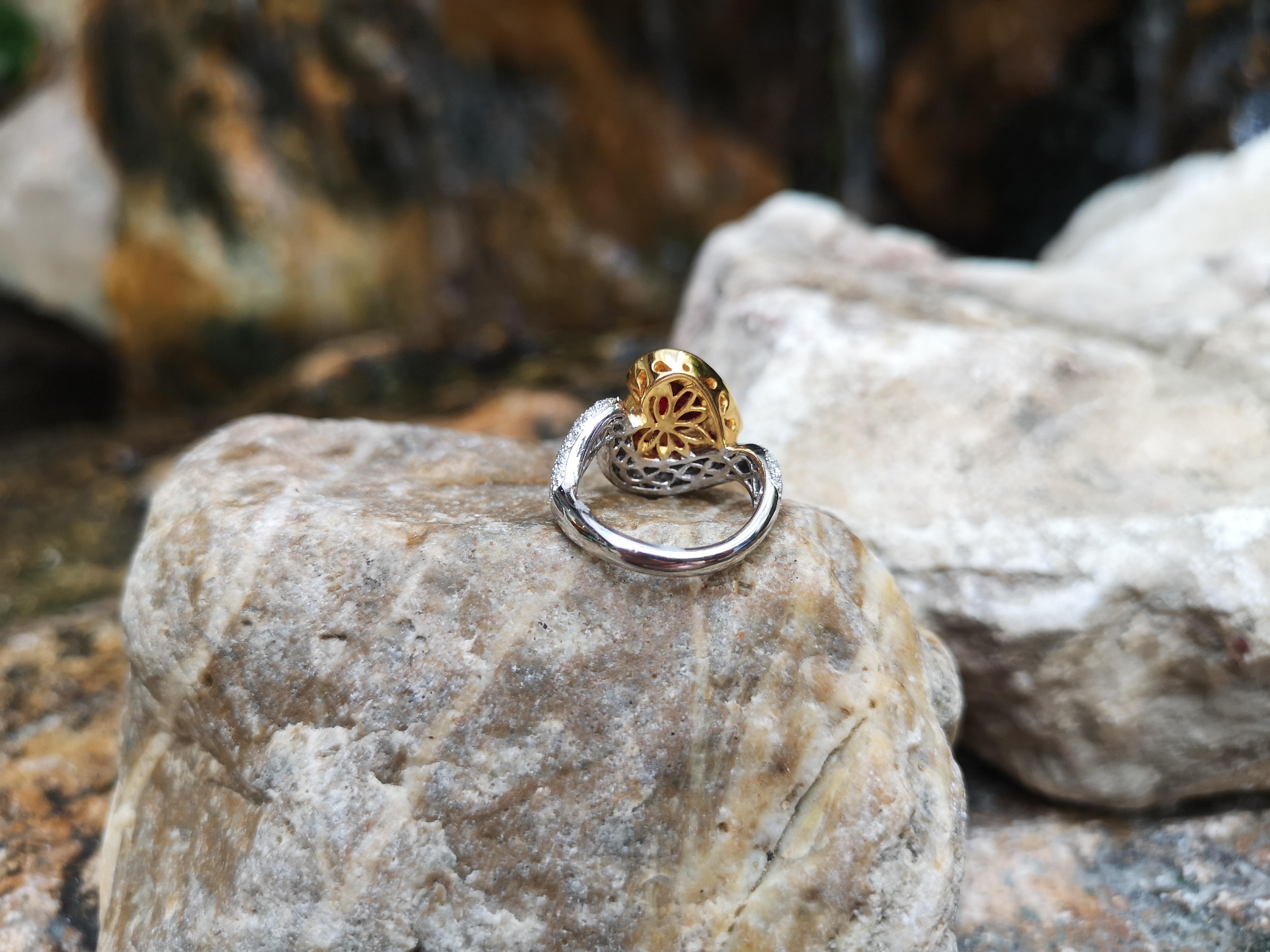 Herzförmiger Rubin mit Diamantring in Fassung aus 18 Karat Weißgold im Angebot 5