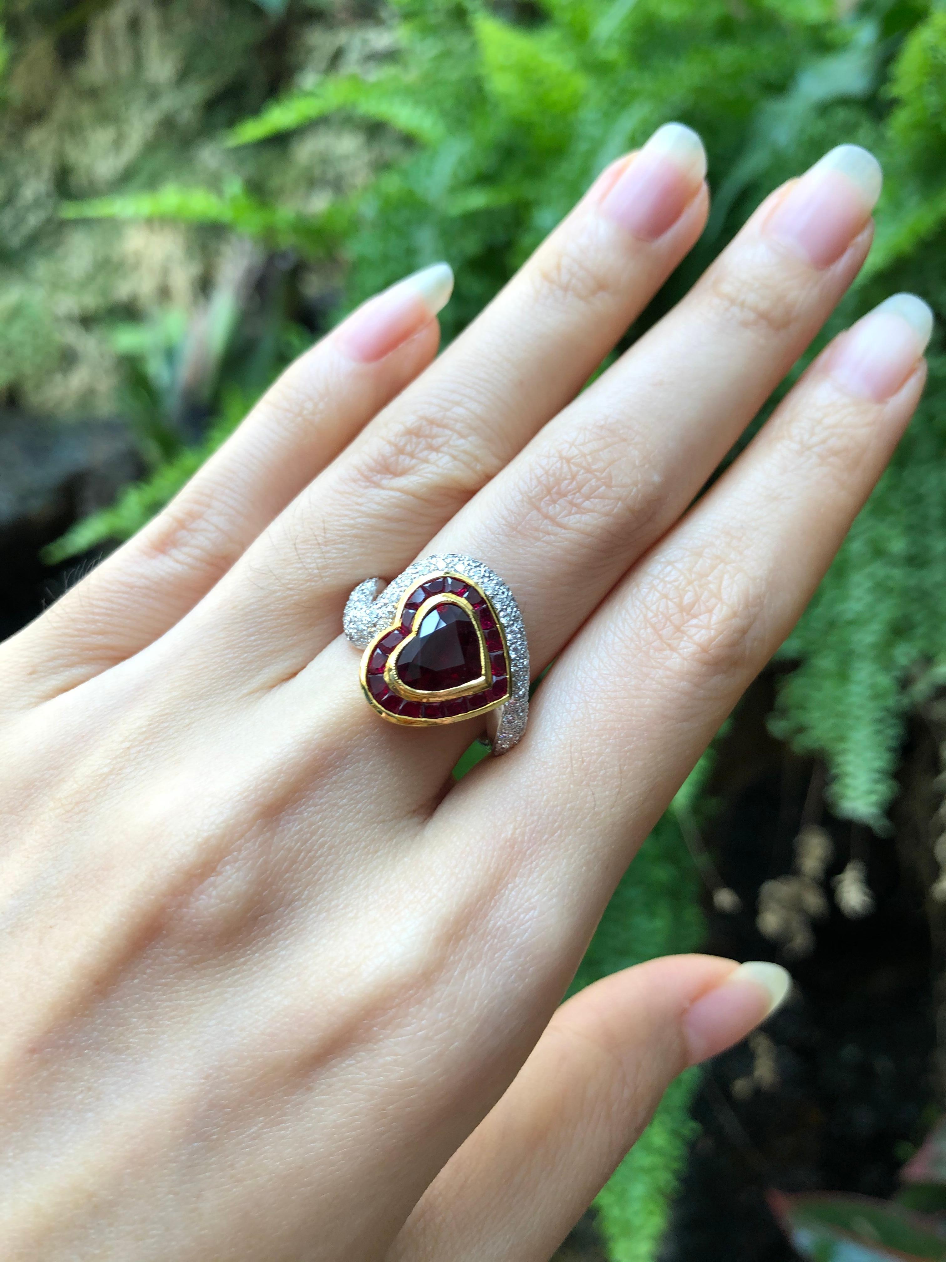 Herzförmiger Rubin mit Diamantring in Fassung aus 18 Karat Weißgold (Zeitgenössisch) im Angebot