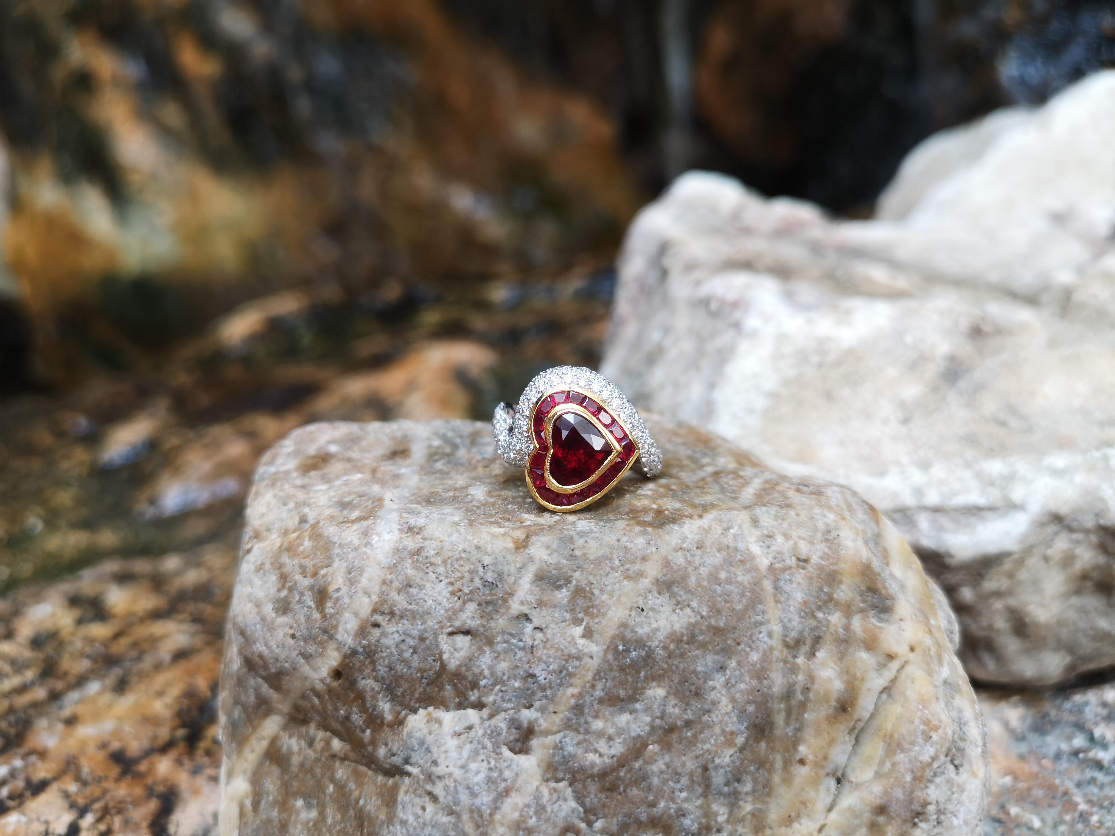 Herzförmiger Rubin mit Diamantring in Fassung aus 18 Karat Weißgold im Zustand „Neu“ im Angebot in Bangkok, TH