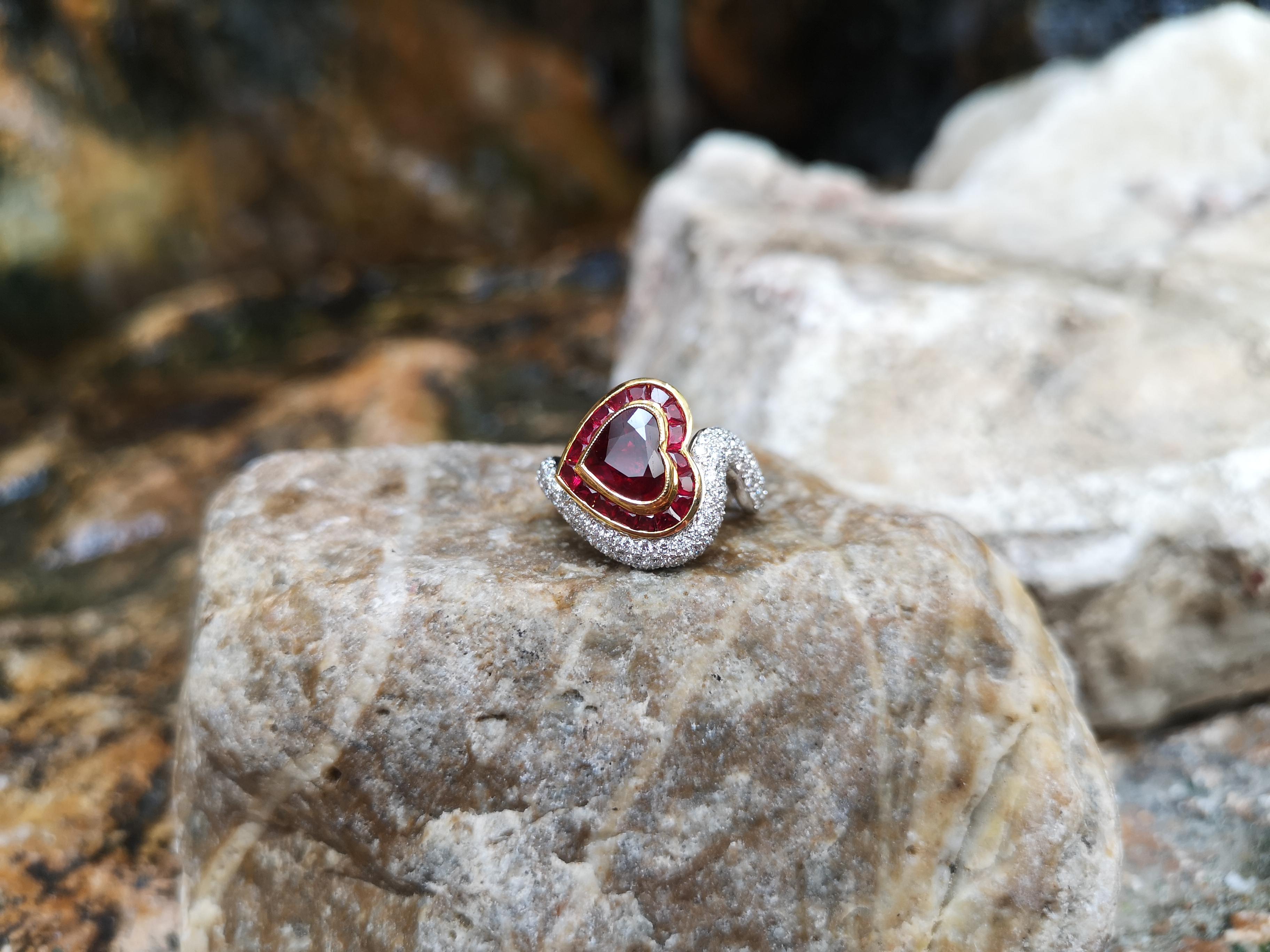 Herzförmiger Rubin mit Diamantring in Fassung aus 18 Karat Weißgold Damen im Angebot