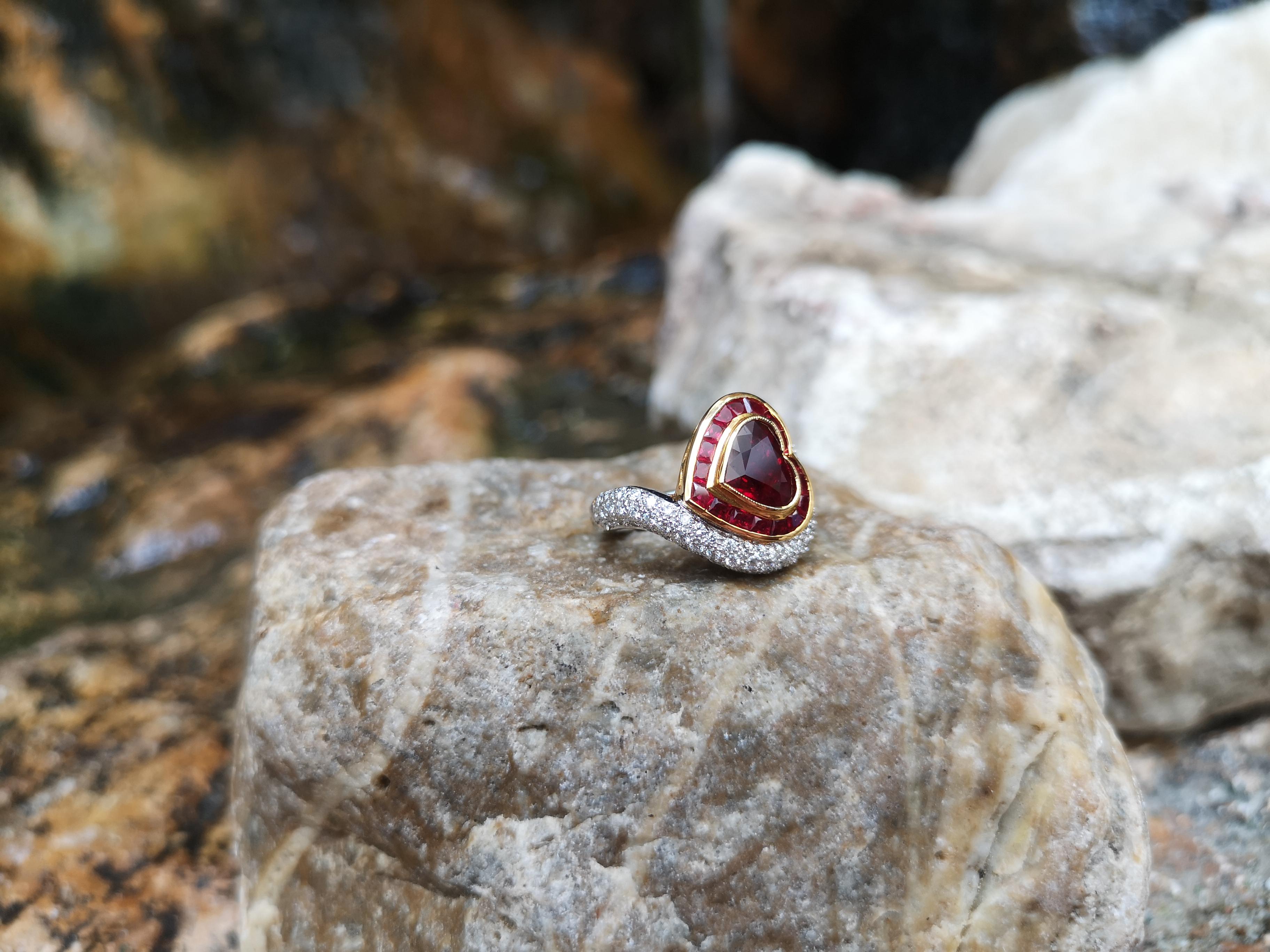 Herzförmiger Rubin mit Diamantring in Fassung aus 18 Karat Weißgold im Angebot 1