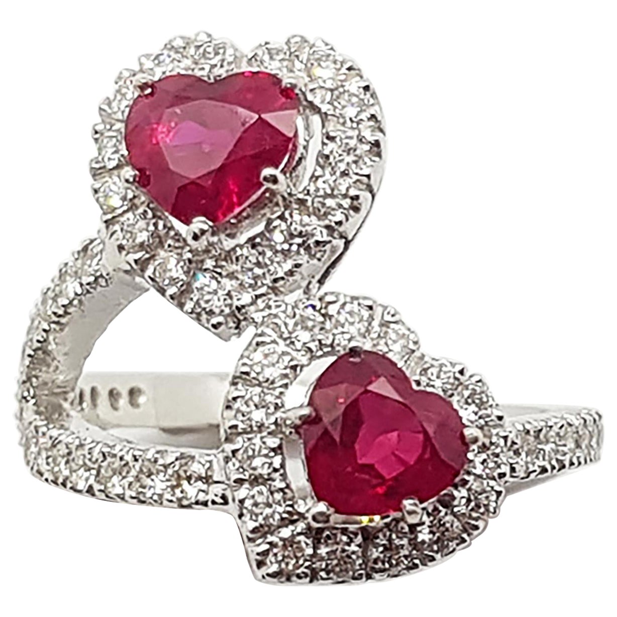 Bague en or blanc 18 carats sertie de rubis en forme de cœur et de diamants