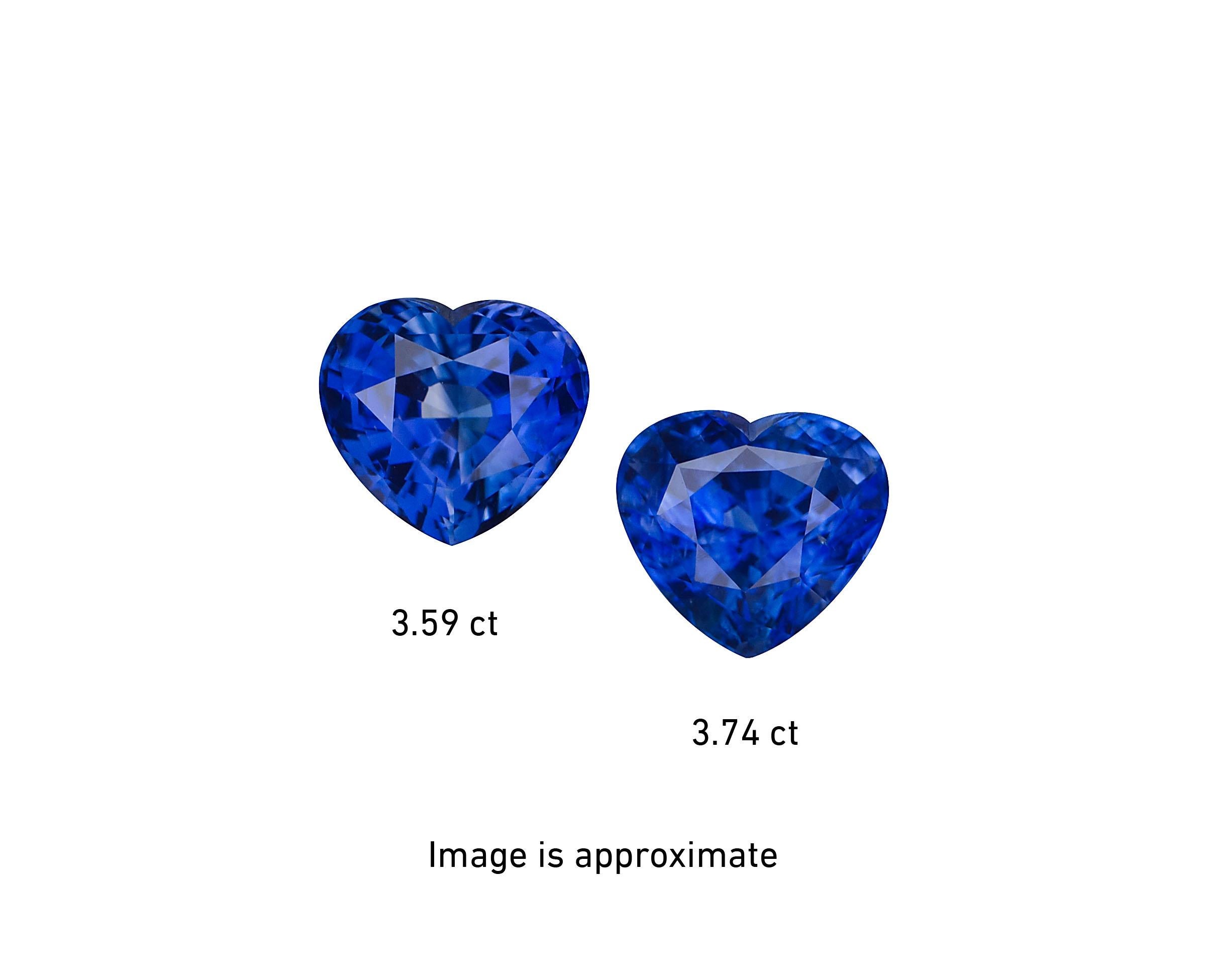 Die Ohrringe enthalten 2 fein aufeinander abgestimmte GIA-zertifizierte herzförmige Saphire (7,33 tcw), 2 runde Brillanten (0,55 tcw) und 58 runde Brillanten (0,60 tcw). Edelsteine und Diamanten hängen an einem Viertelzoll-Diamant-Drahtverschluss.