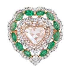 Diamante a forma di cuore con diamanti e smeraldi intorno incastonati in oro 18k