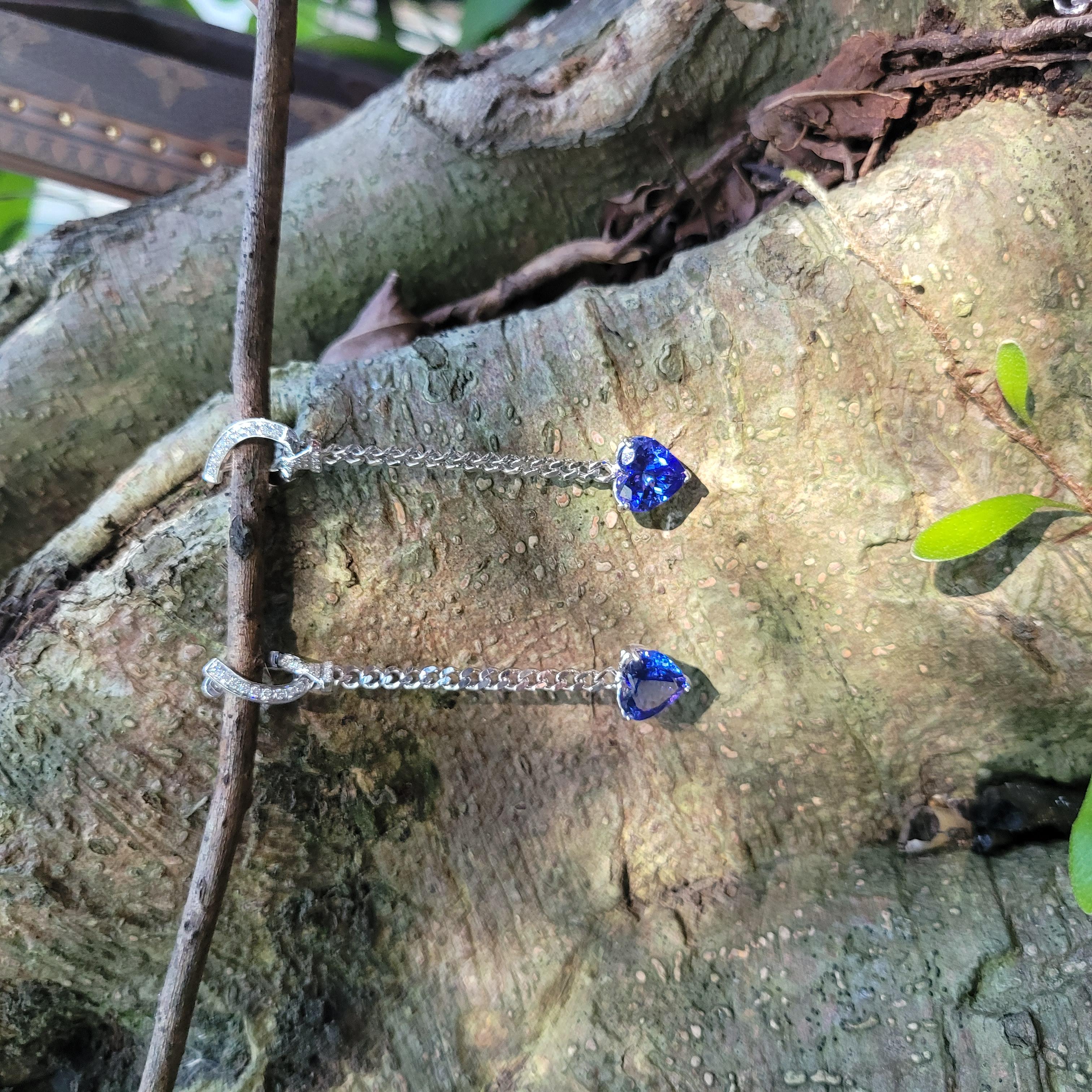 Heart Shape Tanzanite Earrings with Diamonds in 18K White Gold In New Condition In Hong Kong, HK