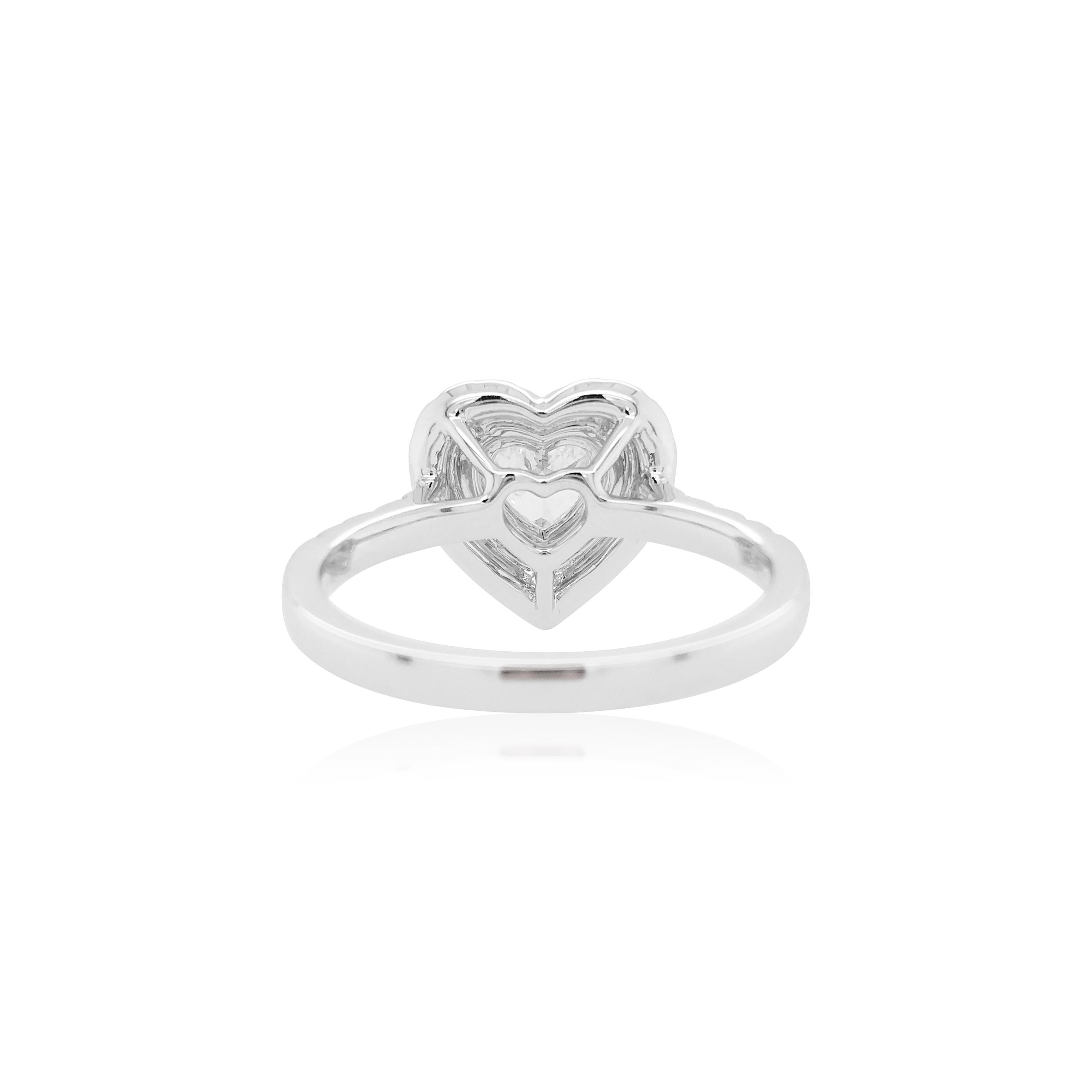 Feiern Sie die Liebe mit unserem Valentine Special Heart Shape White and Pink Diamond Ring. Dieses exquisite Schmuckstück ist ein Symbol für ewige Hingabe. Ein herzförmiger weißer Diamant wird von zarten rosa Argyle-Diamanten umrahmt. Mit Präzision
