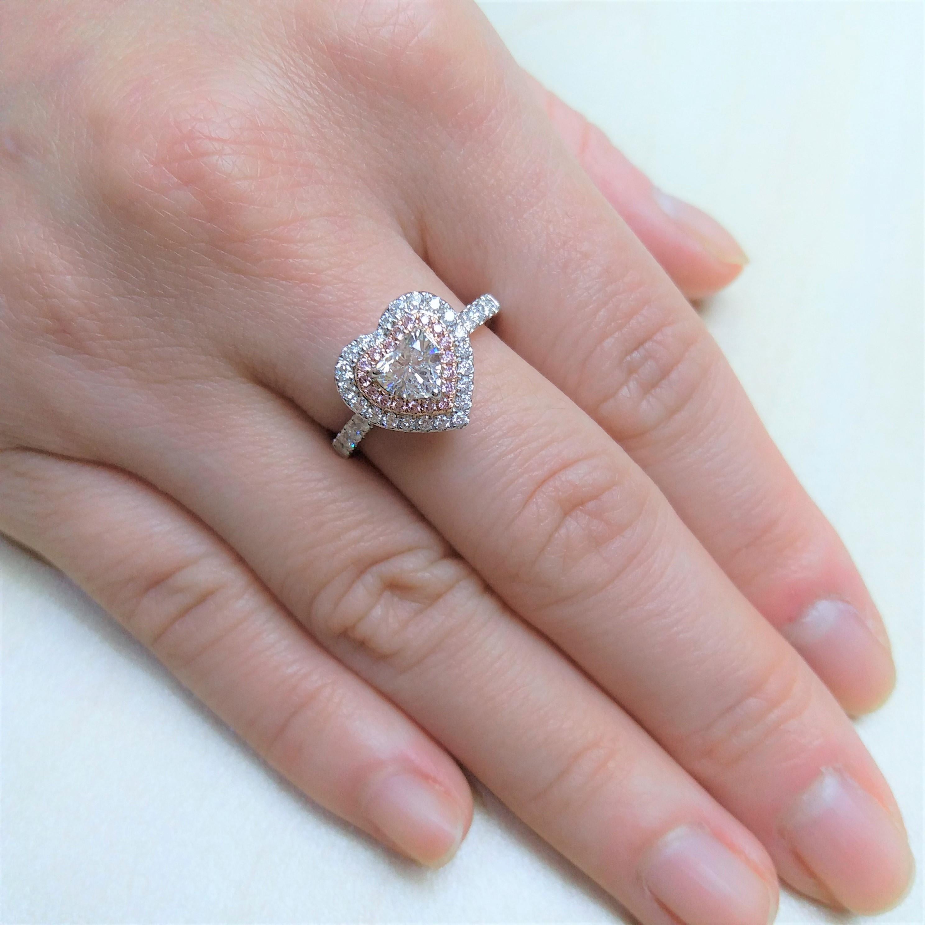 Herzförmiger Ring mit weißen und pinkfarbenen Diamanten aus 18K Gold - Valentine Special  im Zustand „Neu“ im Angebot in Hong Kong, HK