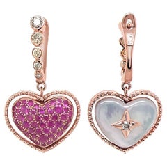 Orecchini d'amore a forma di cuore con perla bianca, rubino e diamanti fantasia in oro rosa 18 carati