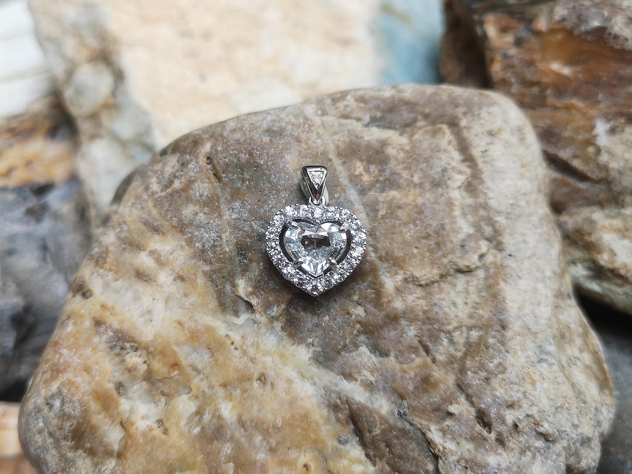 Herzförmiger weißer Saphir mit Diamant-Anhänger aus 18 Karat Weißgold (Zeitgenössisch) im Angebot