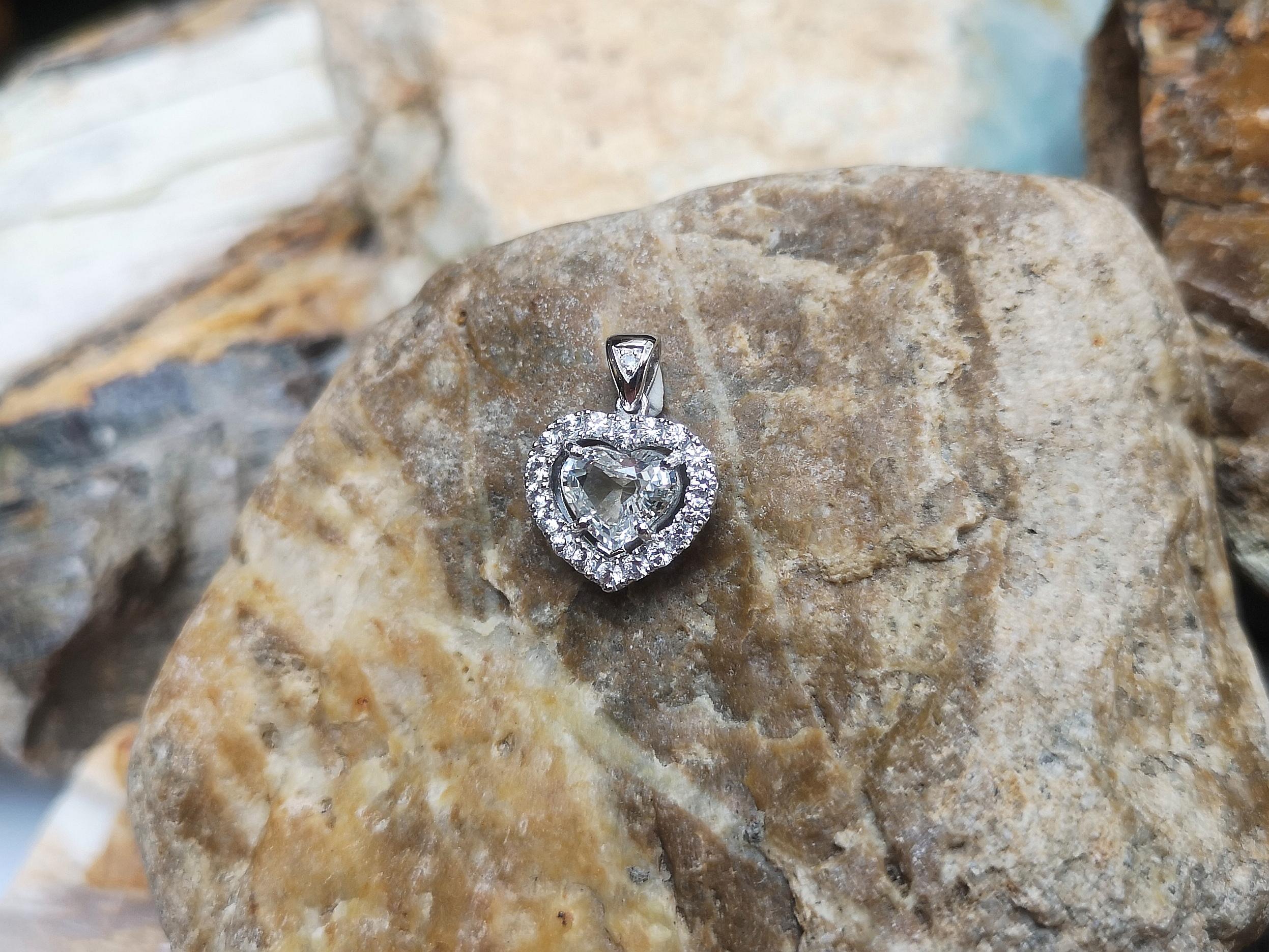 Herzförmiger weißer Saphir mit Diamant-Anhänger aus 18 Karat Weißgold (Herzschliff) im Angebot