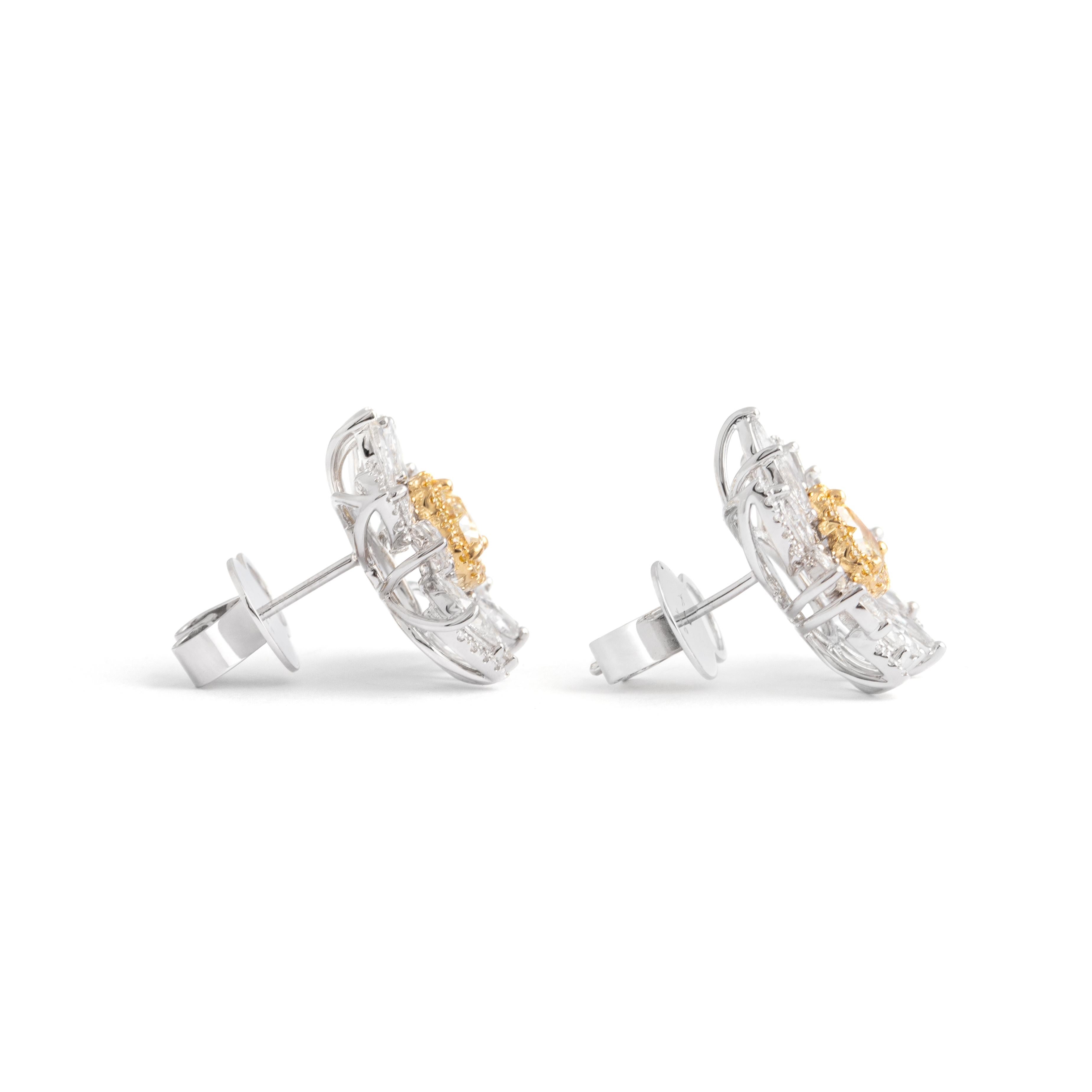 Heart Shape Yellow Diamond surrounded by white Diamonds Clip Earrings in white gold 18K.
White Diamonds are mostly Rose cuts and Round cuts.
Diamond weighing 3.72 carats total.
Total gross weight: 10.06 grams.
Total height: 2.20 centimeters.