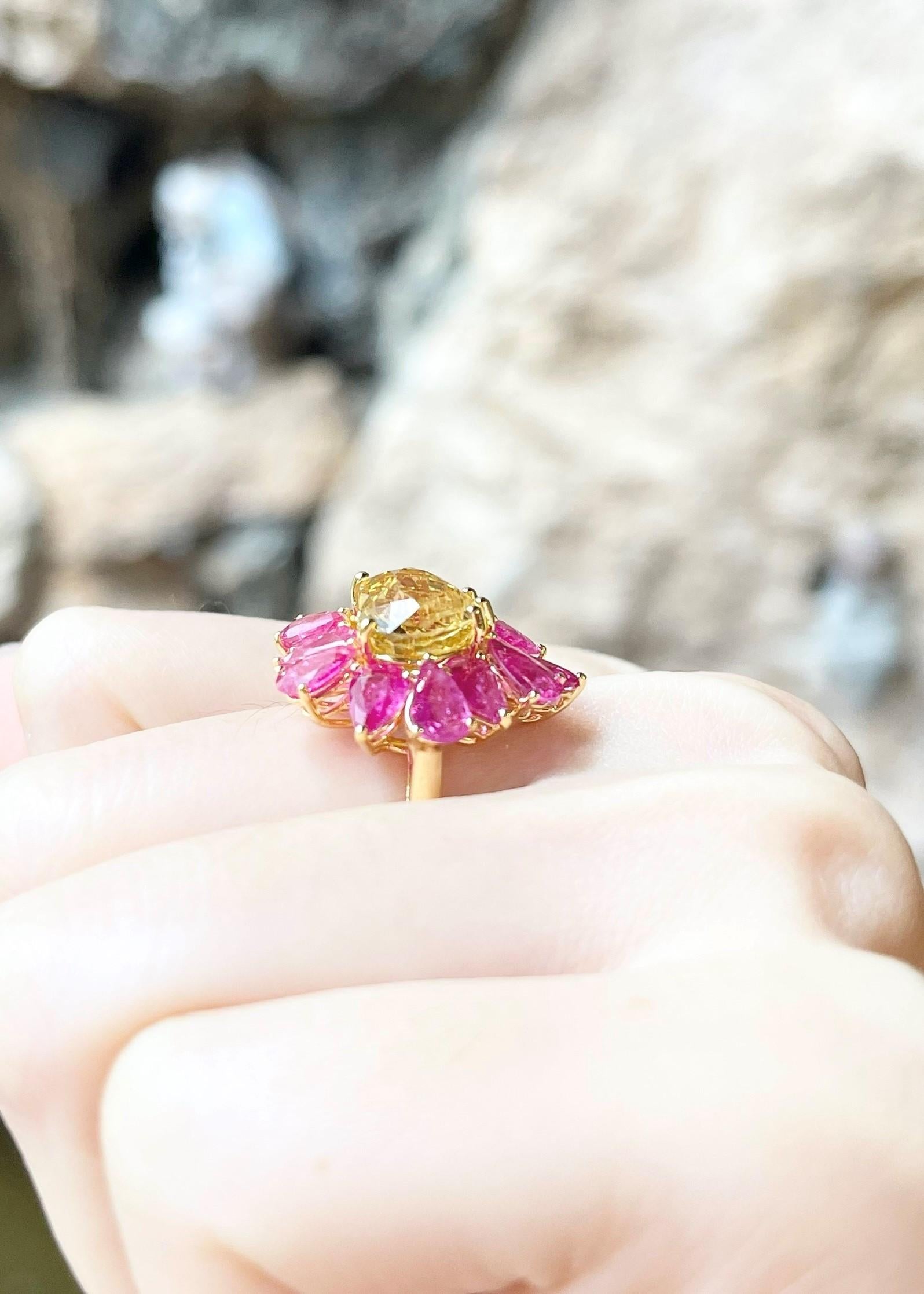 Gelber Saphir 4,40 Karat und Rubin 4,52 Karat Ring in 18K Goldfassung

Breite:  1.9 cm 
Länge: 2.2 cm
Ringgröße: 53
Gesamtgewicht: 7,98 Gramm

