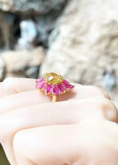 Ring in Herzform mit gelbem Saphir und Rubin in 18 Karat Goldfassungen gefasst