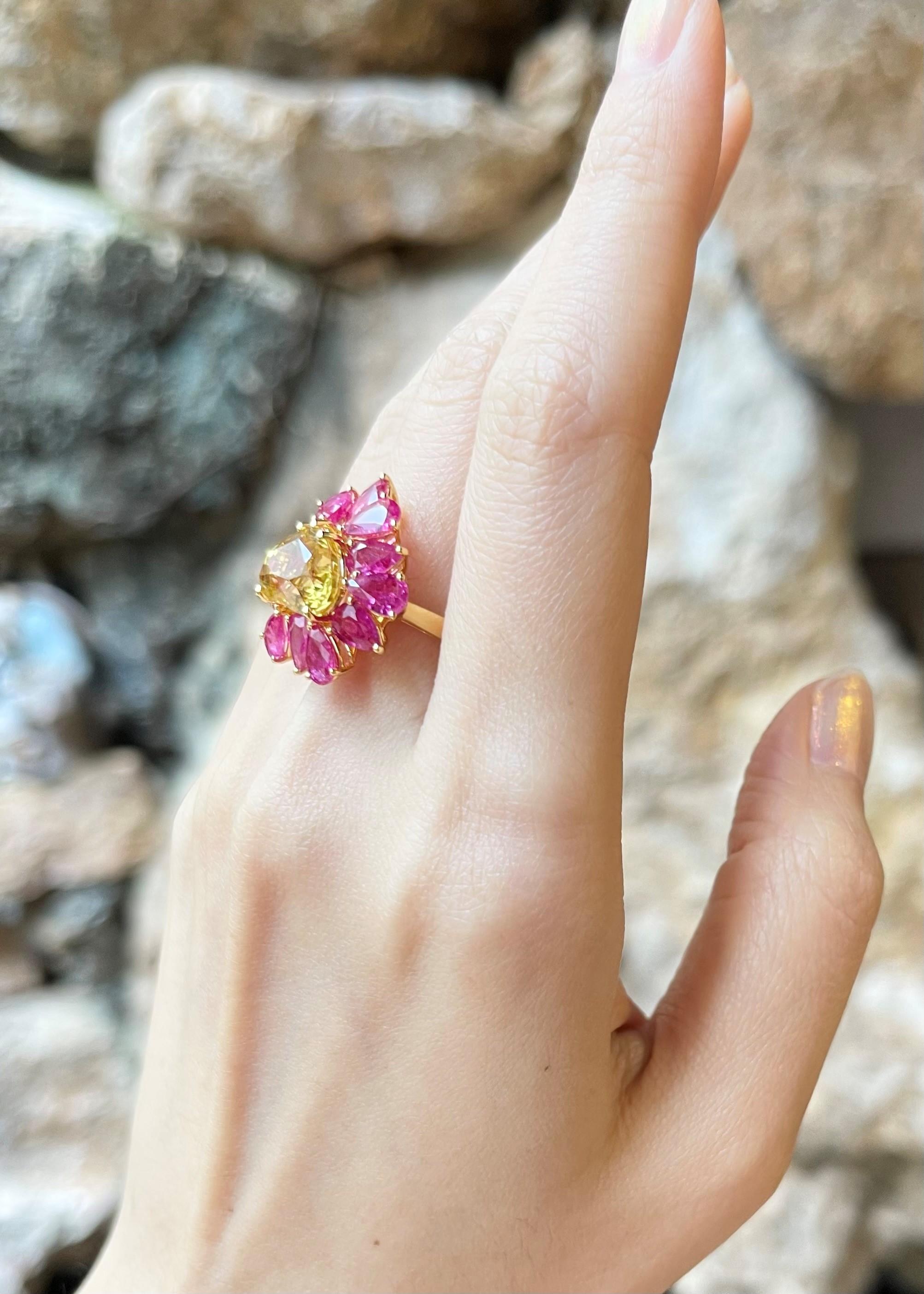 Ring in Herzform mit gelbem Saphir und Rubin in 18 Karat Goldfassungen gefasst (Zeitgenössisch) im Angebot