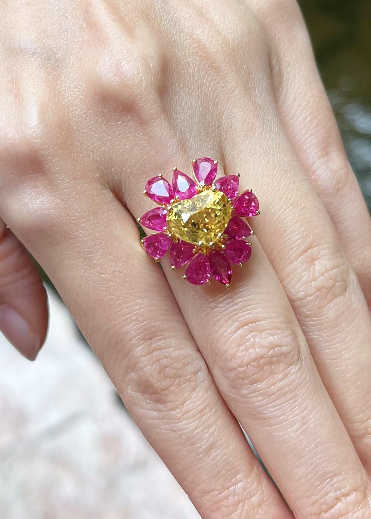 Ring in Herzform mit gelbem Saphir und Rubin in 18 Karat Goldfassungen gefasst (Gemischter Schliff) im Angebot