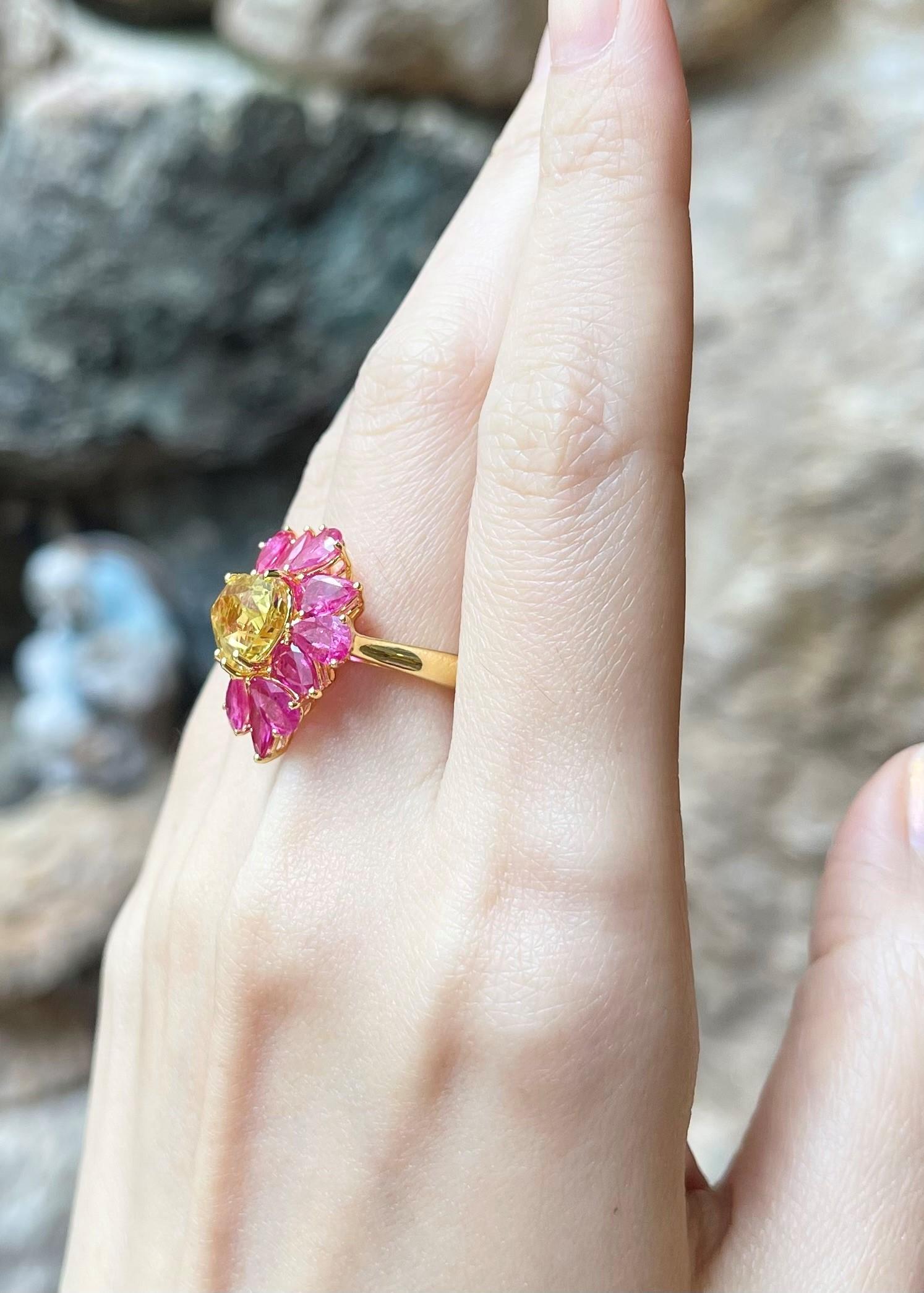 Ring in Herzform mit gelbem Saphir und Rubin in 18 Karat Goldfassungen gefasst im Zustand „Neu“ im Angebot in Bangkok, TH