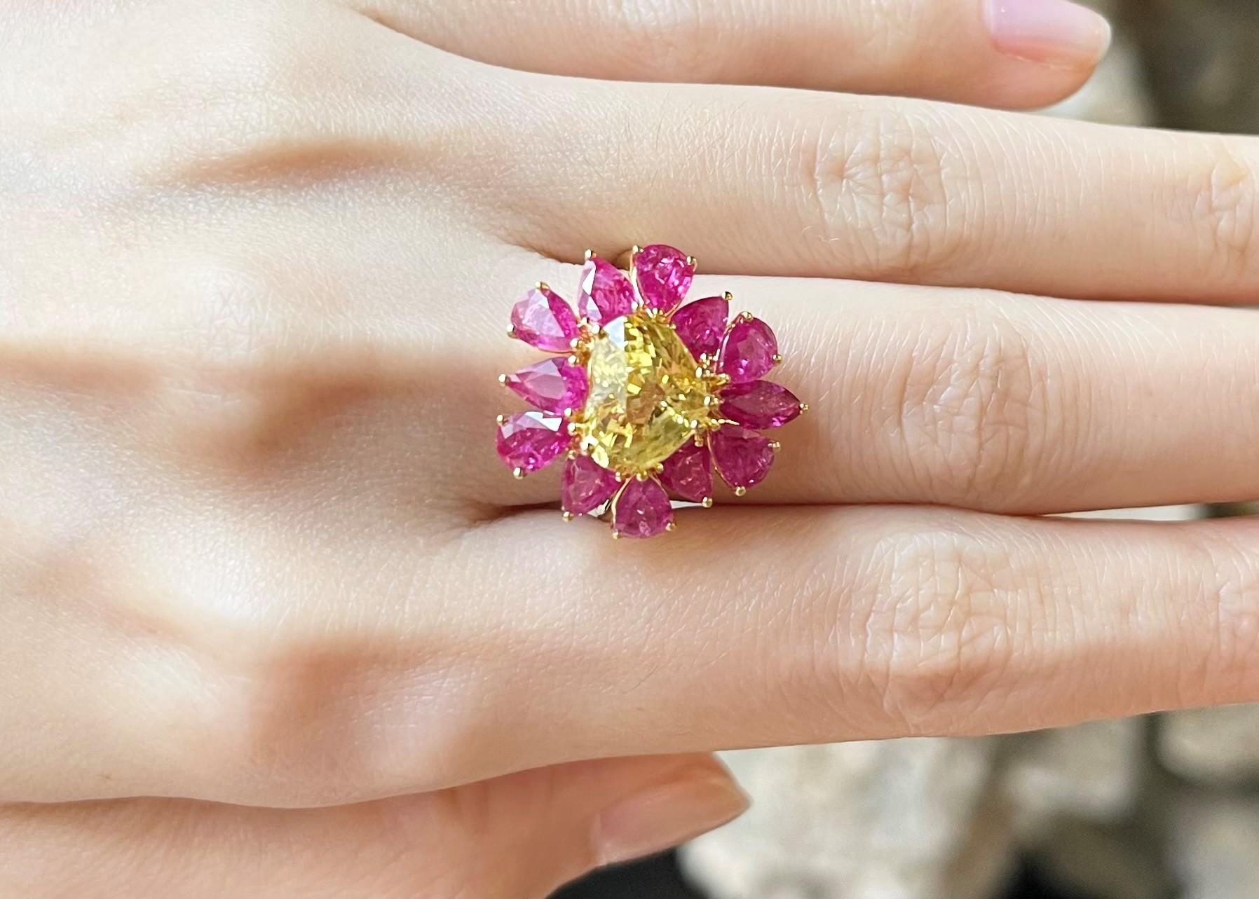 Ring in Herzform mit gelbem Saphir und Rubin in 18 Karat Goldfassungen gefasst im Angebot 1