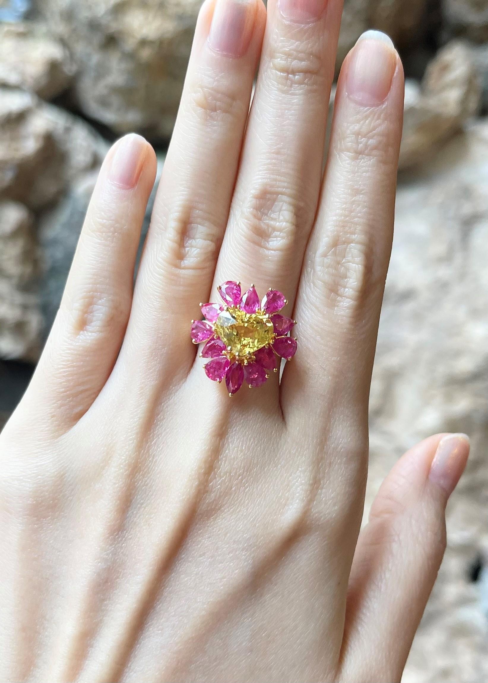 Ring in Herzform mit gelbem Saphir und Rubin in 18 Karat Goldfassungen gefasst im Angebot 2