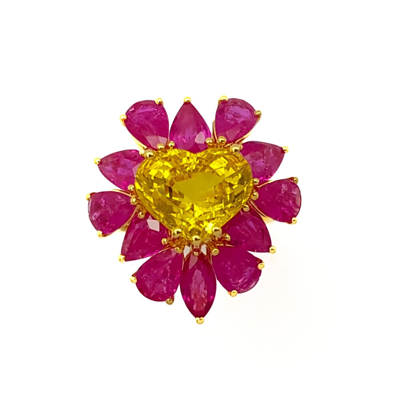 Ring in Herzform mit gelbem Saphir und Rubin in 18 Karat Goldfassungen gefasst im Angebot 3