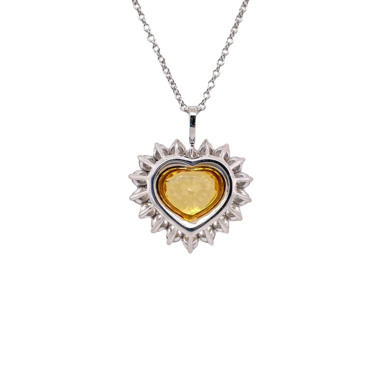 Romantique Pendentif en or bicolore 18 carats avec saphir jaune en forme de cœur et diamants en vente
