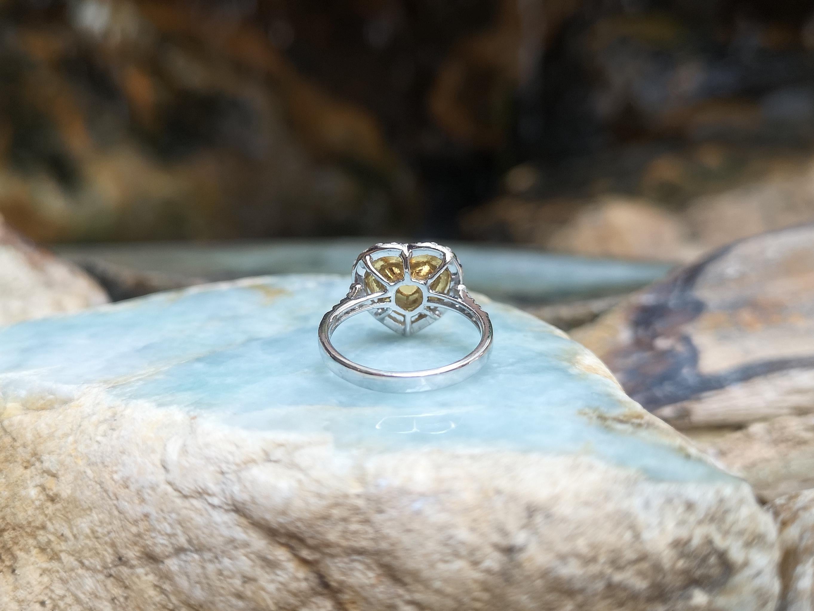 Bague en or blanc 18 carats sertie d'un saphir jaune en forme de cœur et de diamant en vente 6