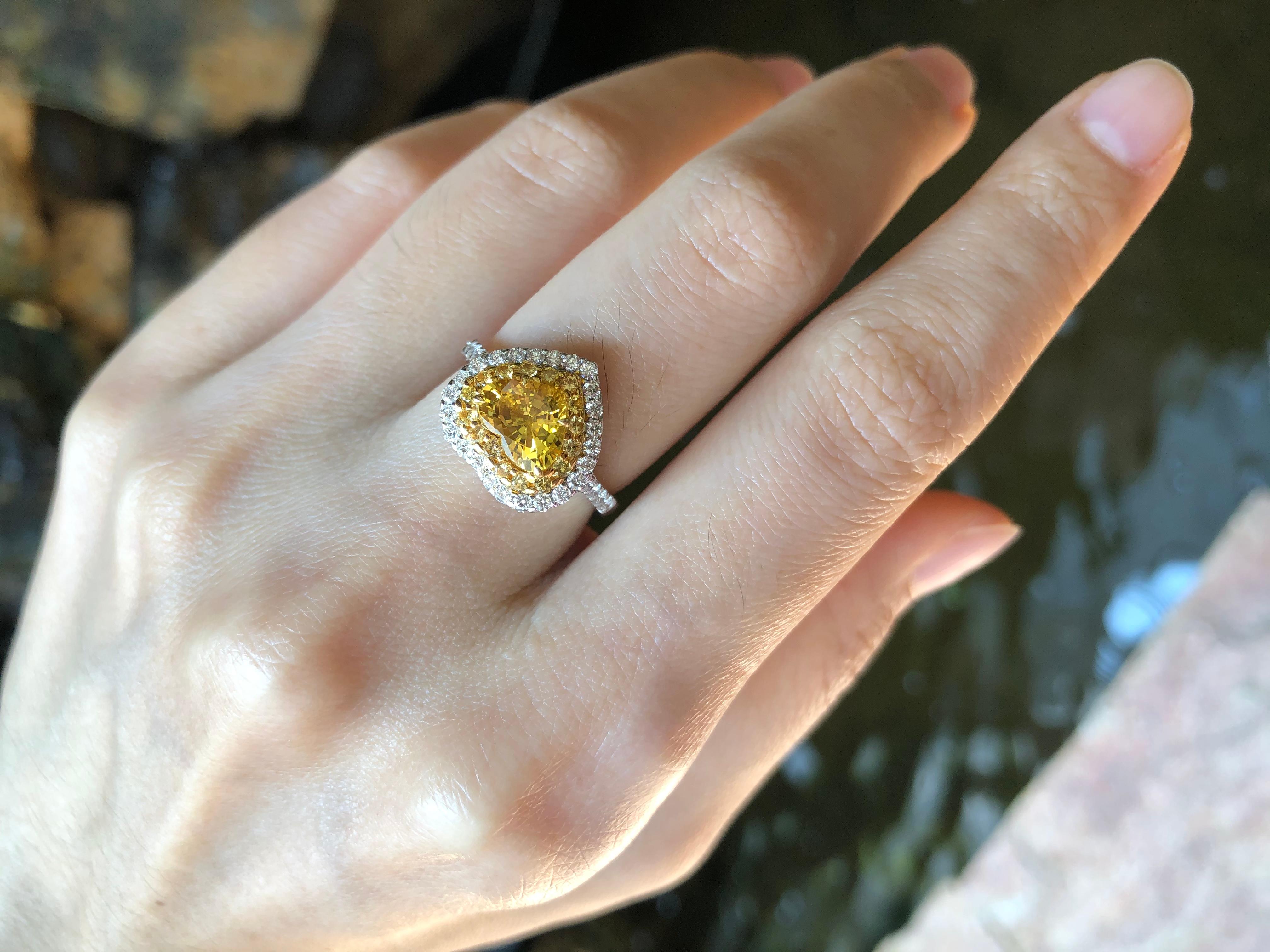 Bague en saphir jaune de 1,37 carat, diamant de 0,36 carat et saphir jaune de 0,21 carat, montés sur or blanc 18 carats

Largeur :  1.3 cm 
Longueur : 1,3 cm
Taille de l'anneau : 51
Poids total : 4,03 grammes

