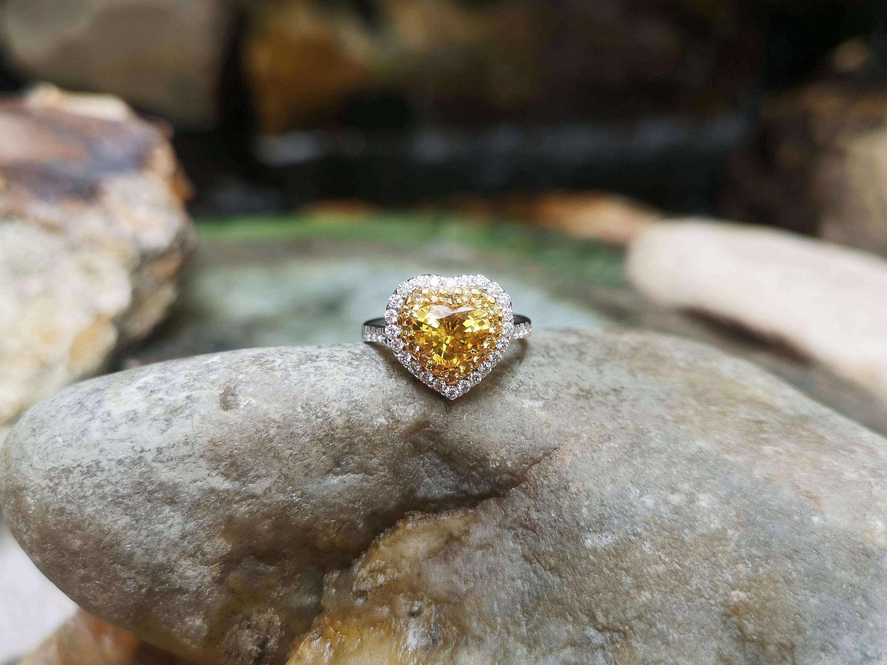 Bague en or blanc 18 carats sertie d'un saphir jaune en forme de cœur et de diamant en vente 1