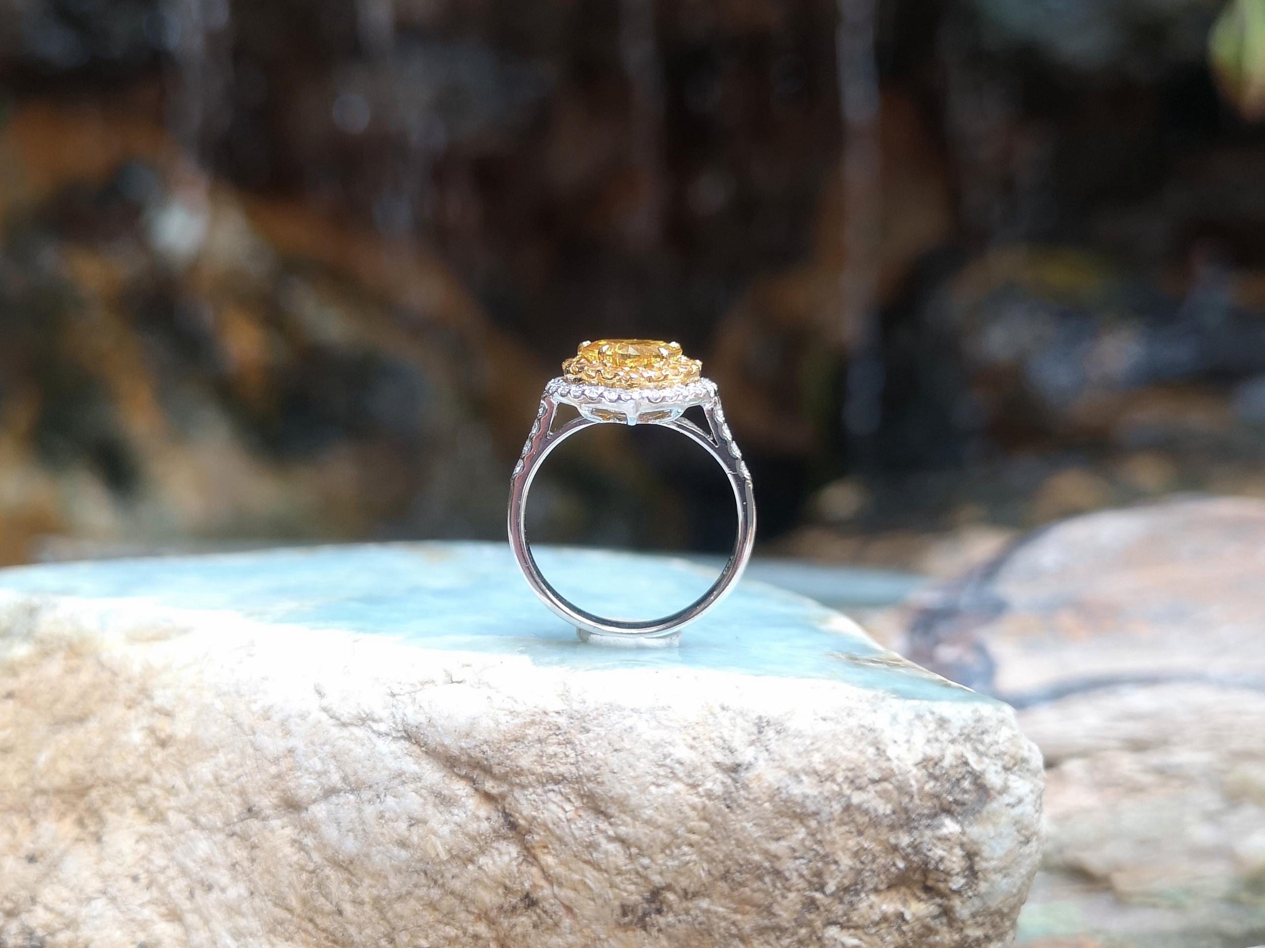 Bague en or blanc 18 carats sertie d'un saphir jaune en forme de cœur et de diamant en vente 3