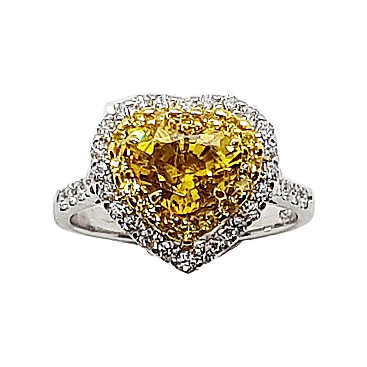 Bague en or blanc 18 carats sertie d'un saphir jaune en forme de cœur et de diamant en vente