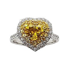 Bague en or blanc 18 carats sertie d'un saphir jaune en forme de cœur et de diamant