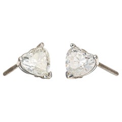Boucles d'oreilles clous en or blanc serties d'un diamant en forme de cœur de 1,5 ct