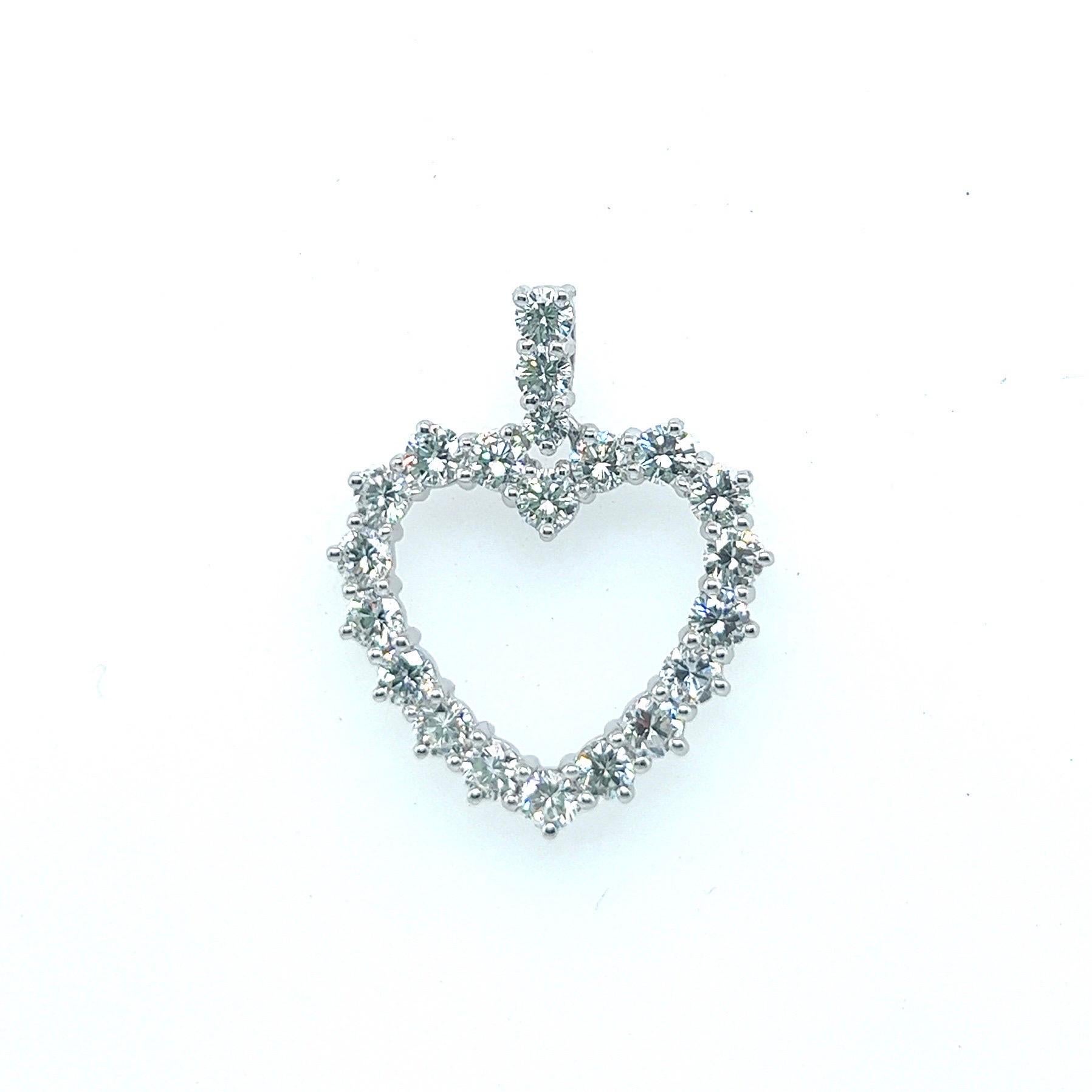 Taille brillant Pendentif en forme de cœur en or blanc 18 carats et diamants de 2 carats en vente
