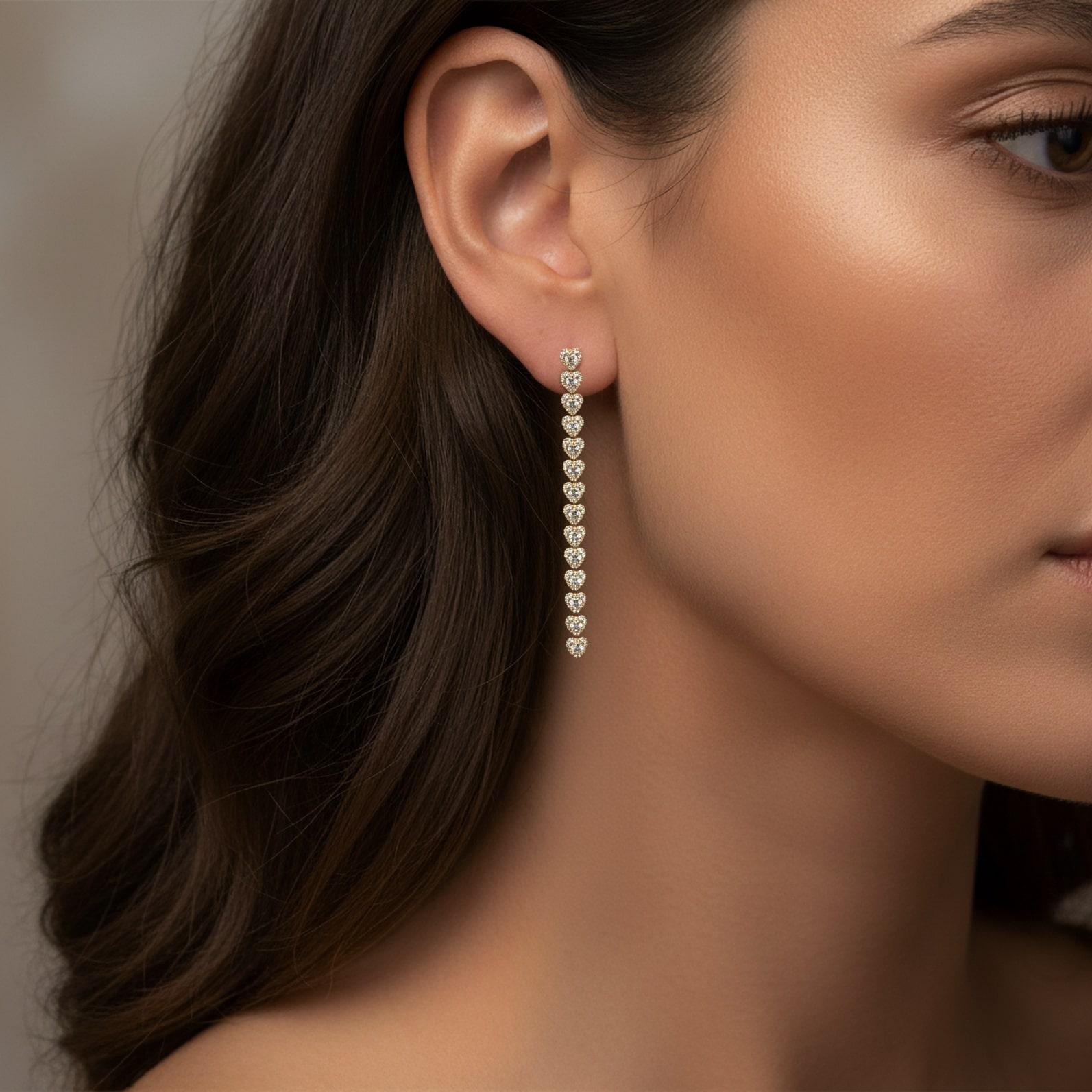 �Élégantes et romantiques, ces boucles d'oreilles pendantes en forme de cœur en or jaune 18 carats à lignes de diamants sont une expression parfaite de l'amour intemporel. Chaque boucle d'oreille est ornée d'une gracieuse ligne de diamants
