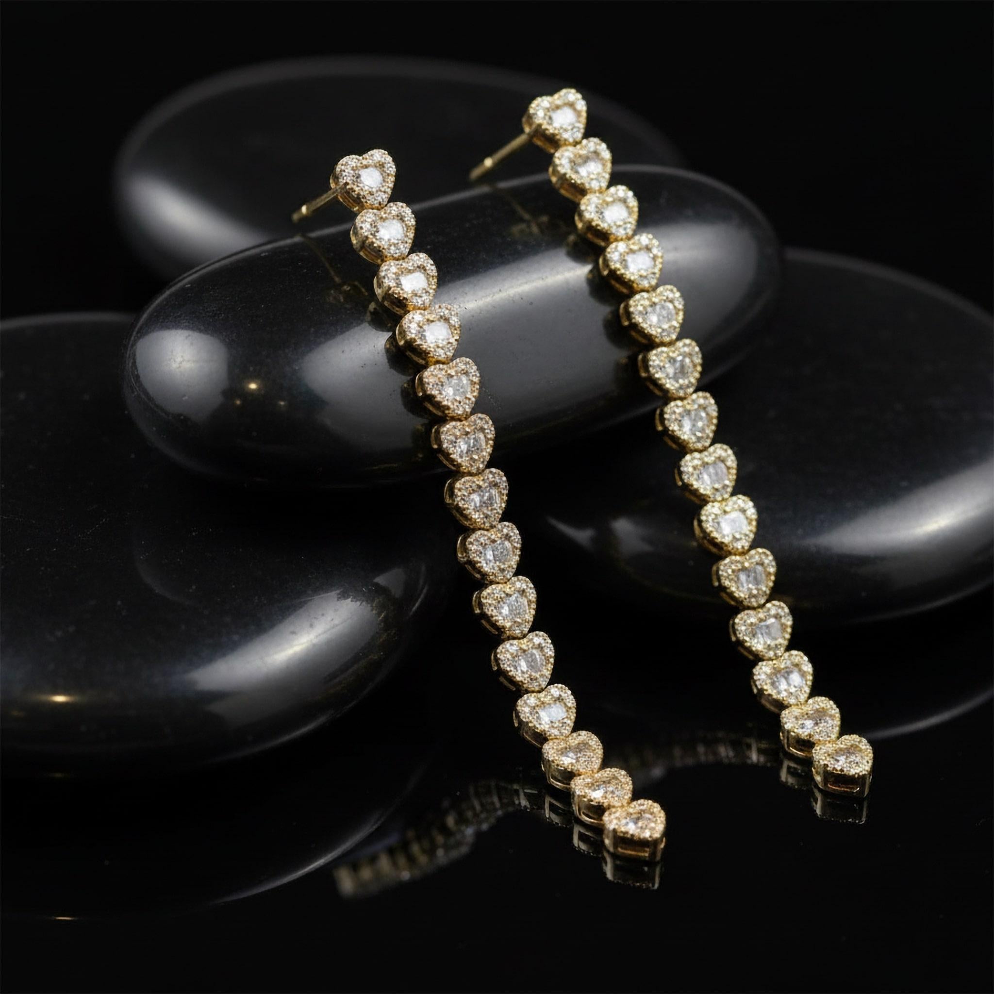 Moderne Boucles d'oreilles pendantes en forme de cœur en or jaune 18K avec lignes de diamants en vente