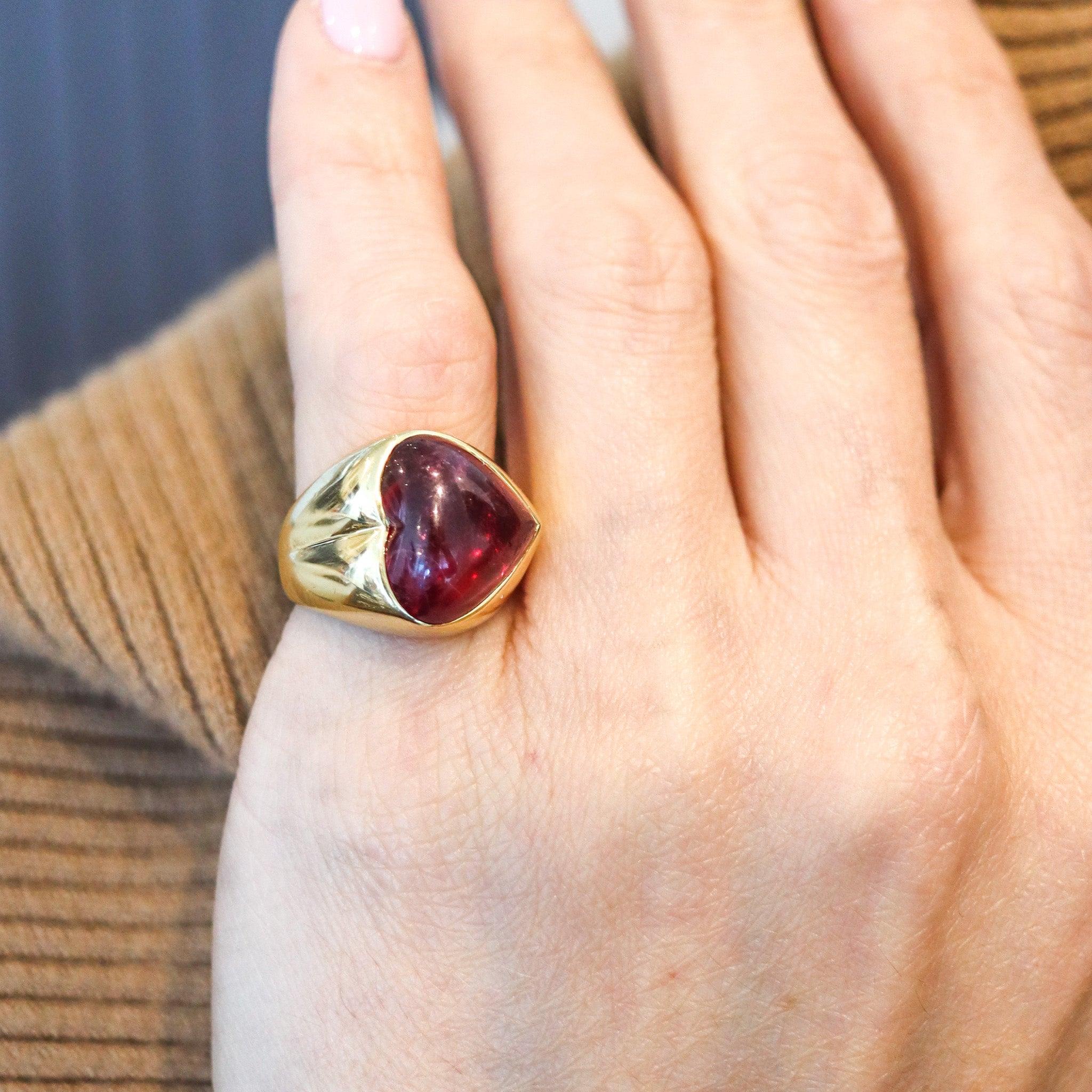 Un anello da cocktail a forma di cuore disegnato nella Germania Ovest.

Si tratta di un bellissimo anello da cocktail creato nella Germania Ovest, negli anni '70. L'anello è stato realizzato a forma di cuore in oro giallo massiccio a 18 carati con