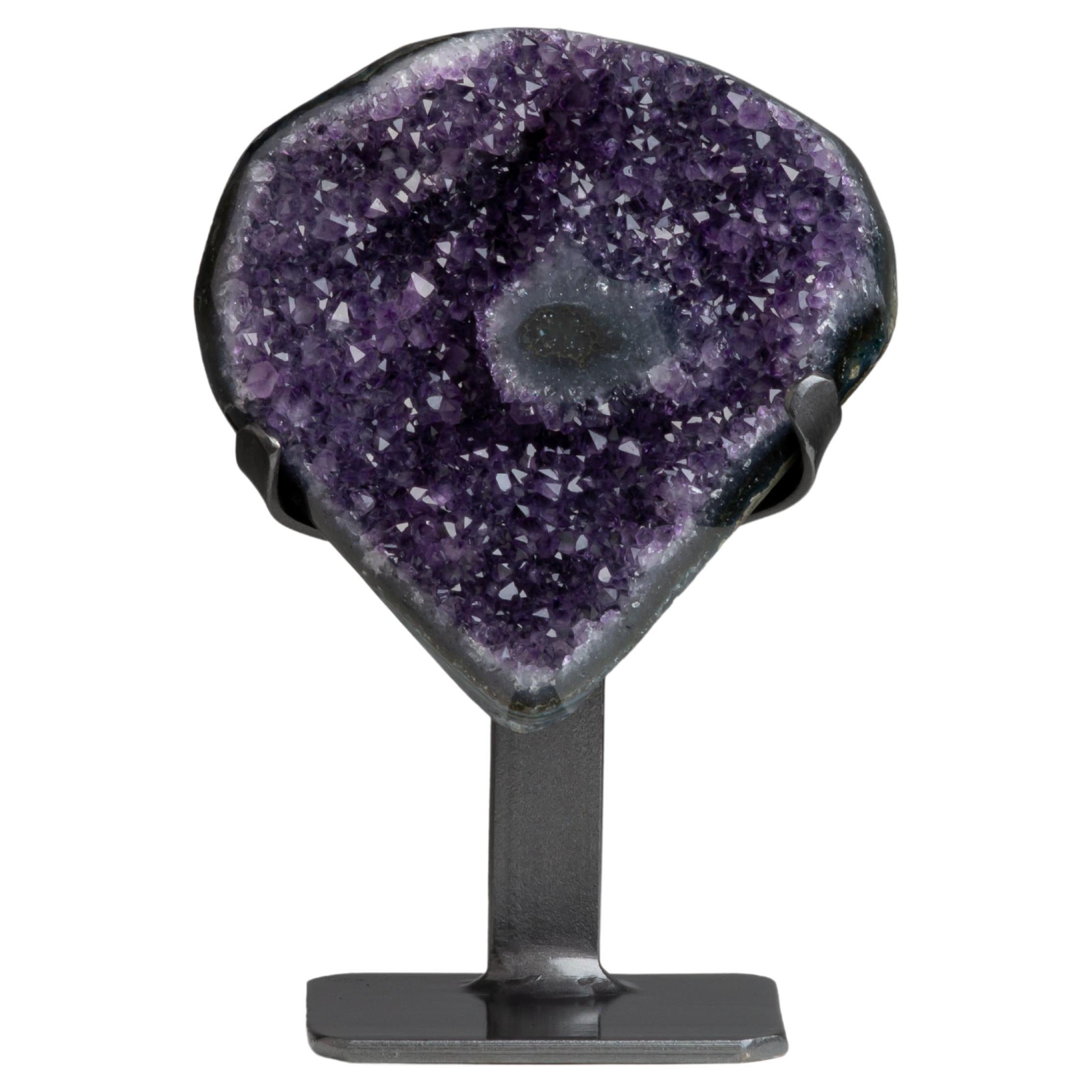 Formation d'améthyste en forme de cœur avec bordure centrale en améthyste « Oeil » et agate
