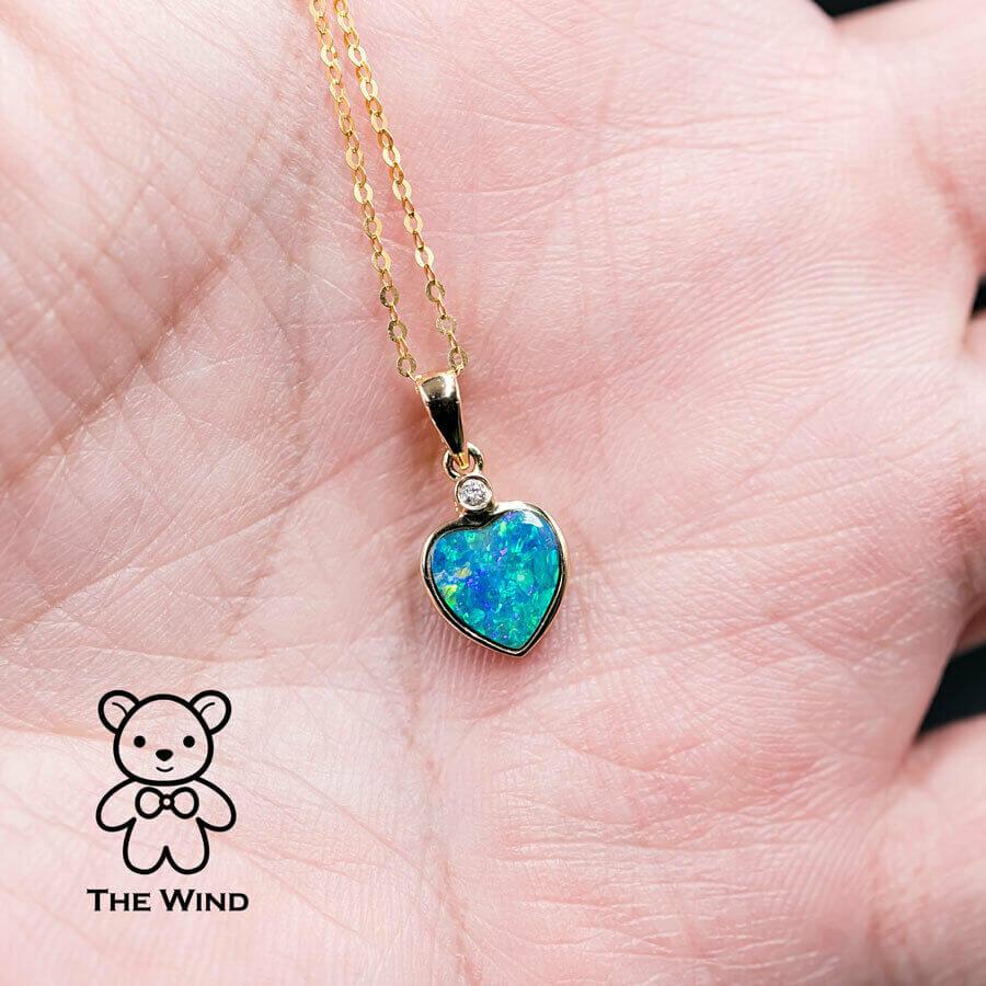 Taille brillant Collier pendentif en or jaune 14 carats avec opale australienne doublet et diamant en forme de cœur en vente