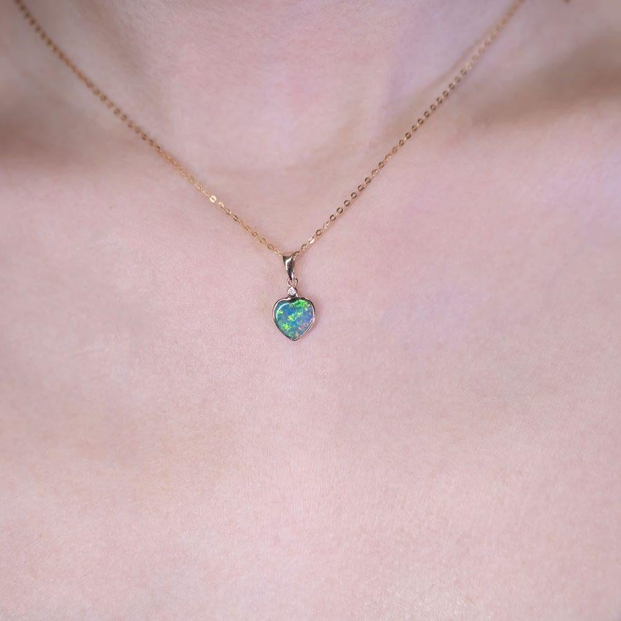 Arts and Crafts Collier pendentif en or jaune 14 carats avec opale australienne doublet et diamant en forme de cœur en vente