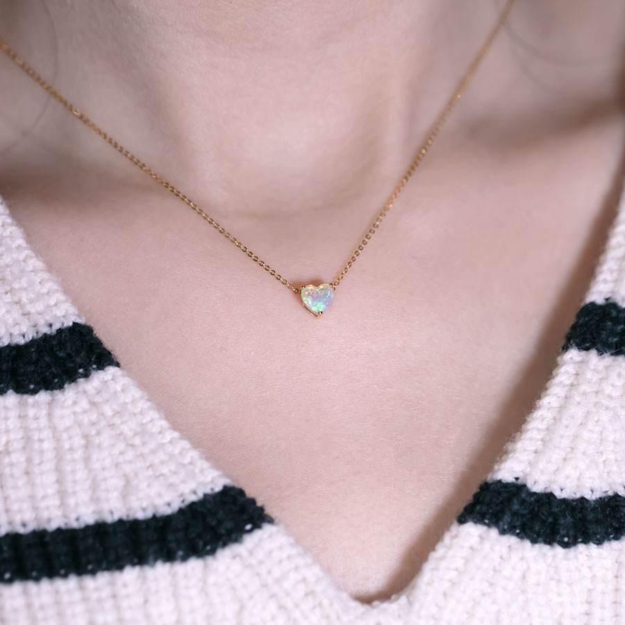 Taille brillant Collier d'opales australiennes massifs en forme de cœur en or jaune 14 carats en vente