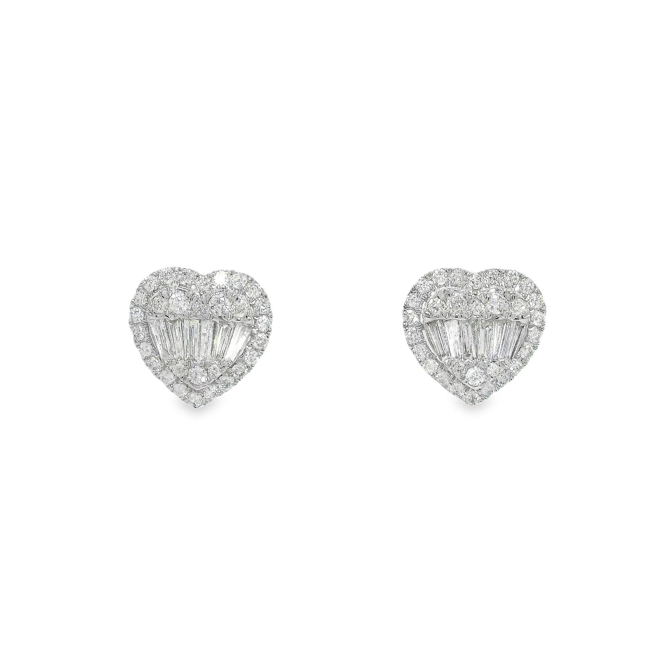 Questi eleganti orecchini a forma di cuore sono la quintessenza di un lusso discreto. Realizzato con il miglior oro bianco 18 carati, ogni orecchino presenta uno squisito motivo a cuore centrale che irradia amore e affetto. Il cuore è circondato da